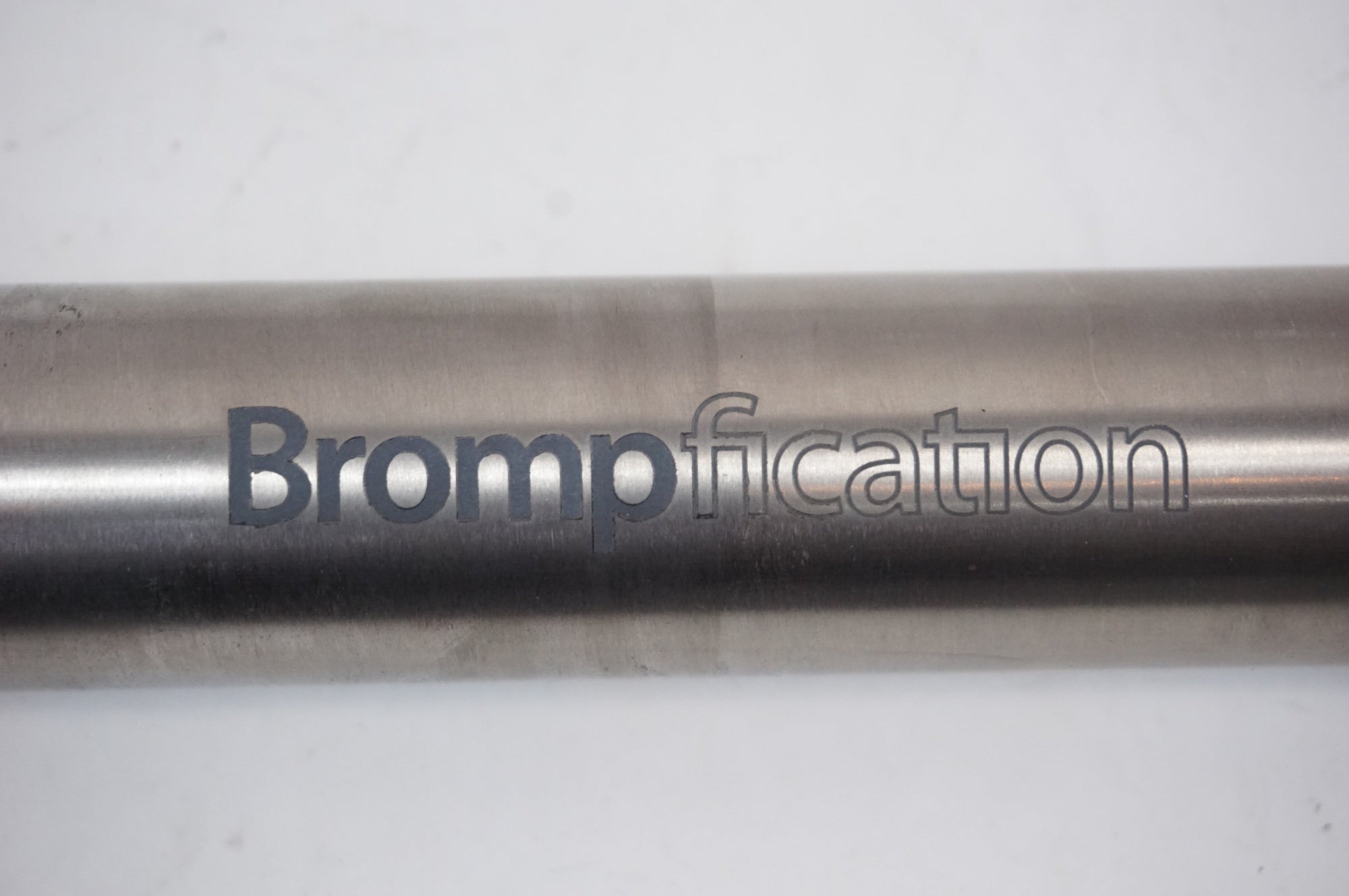 BROMPFICATION 「ブロンフィケーション」 TITANIUM φ31.8 580mm シートポスト / 世田谷店