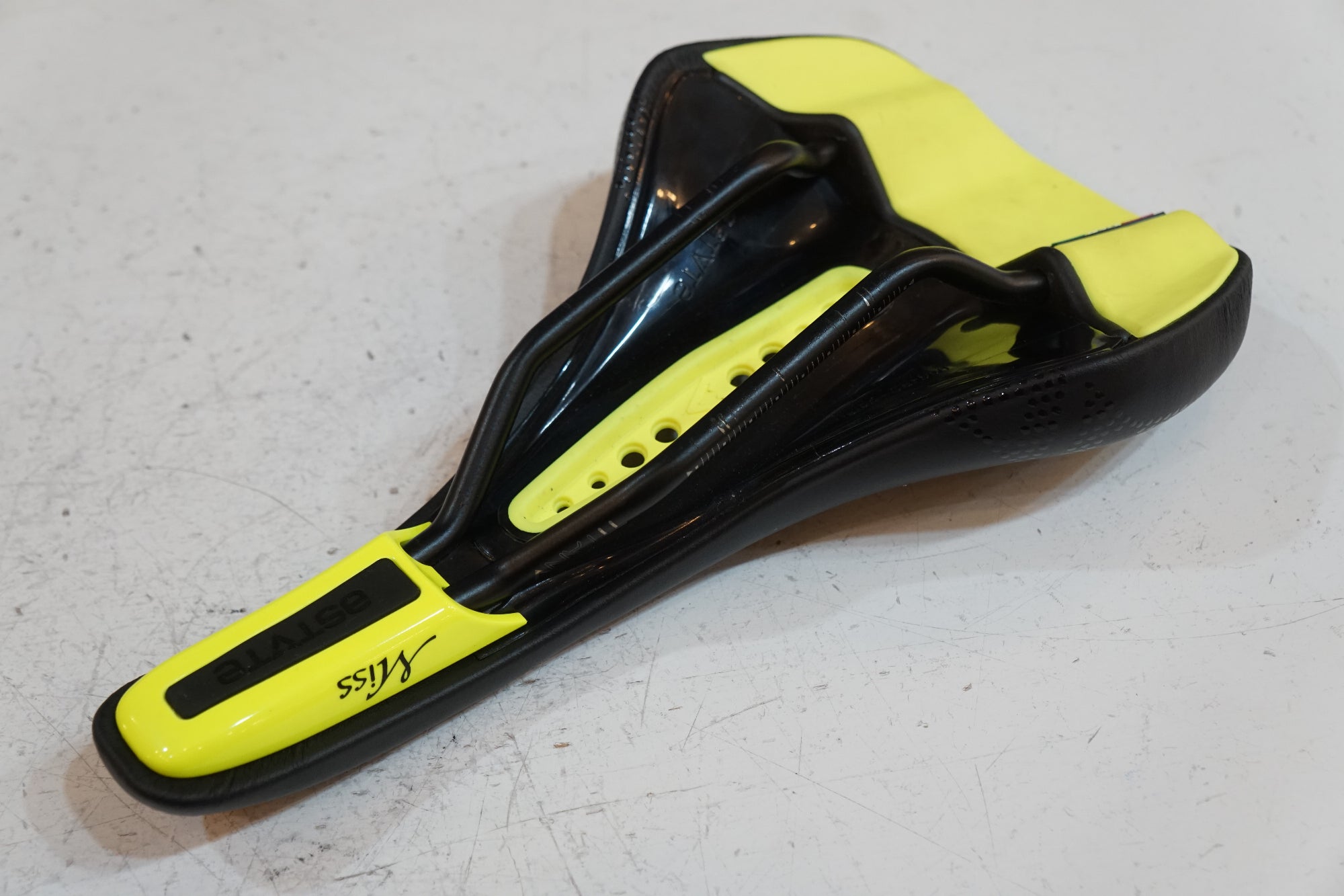 ASTVTE 「アスチュート」 MISSLINE サドル / バイチャリ浦和ベース