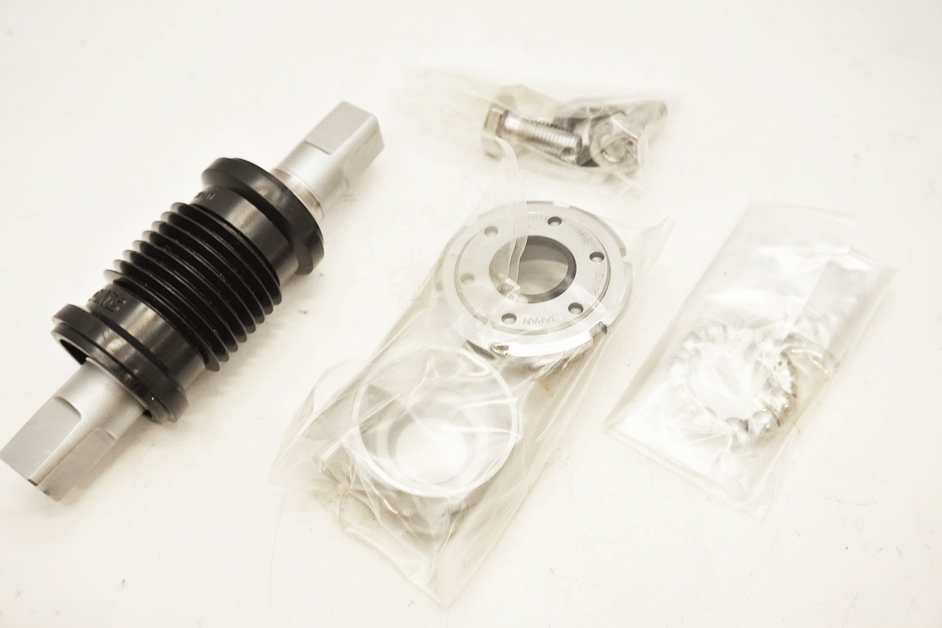 美品SUNTOUR SUPERBE ボトムブラケット　BB レア SUNTOUR 「サンツアー」 SUPERBE PRO BB-SB11-E ボトムブラケット