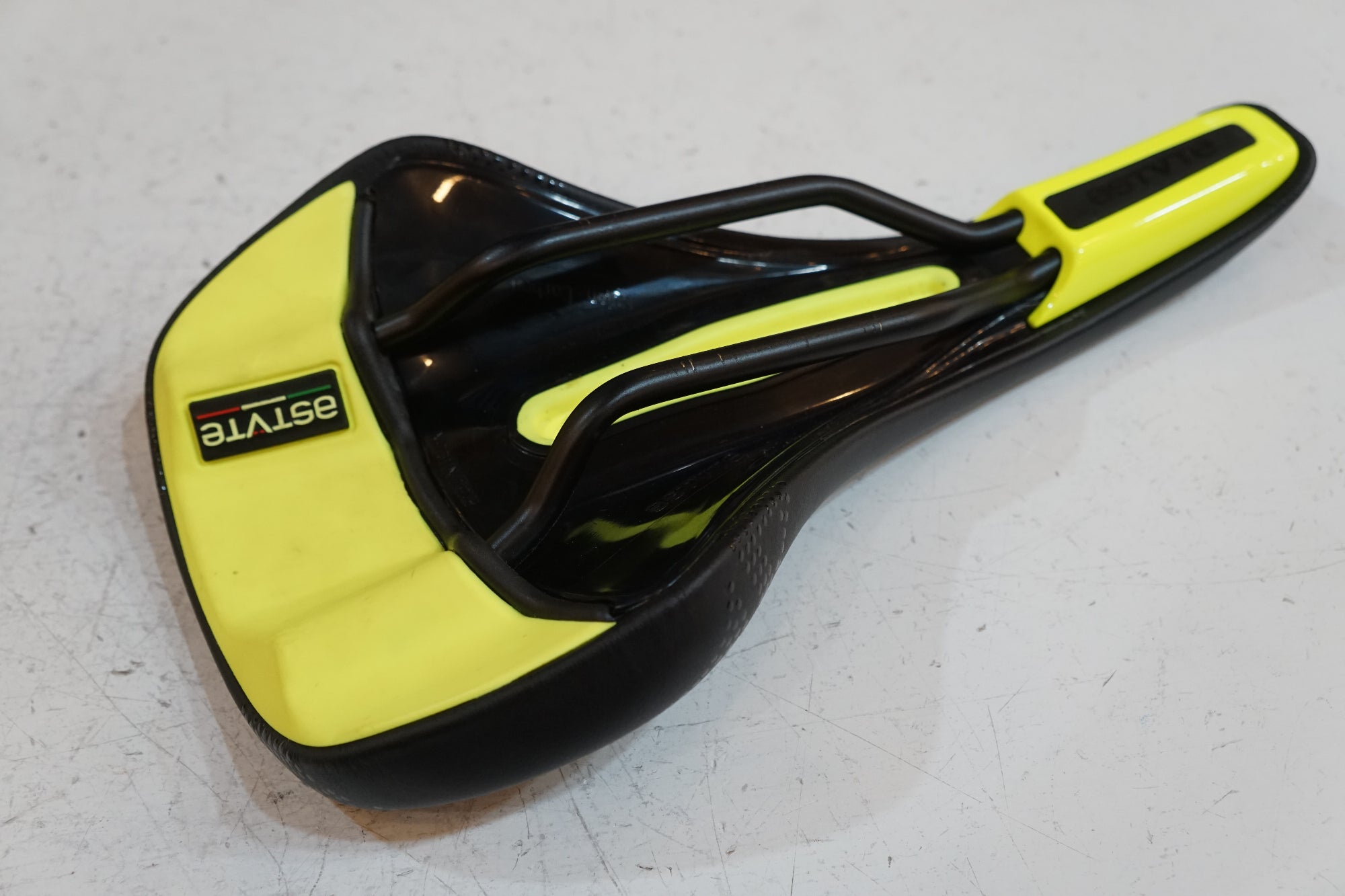 ASTVTE 「アスチュート」 MISSLINE サドル / バイチャリ浦和ベース