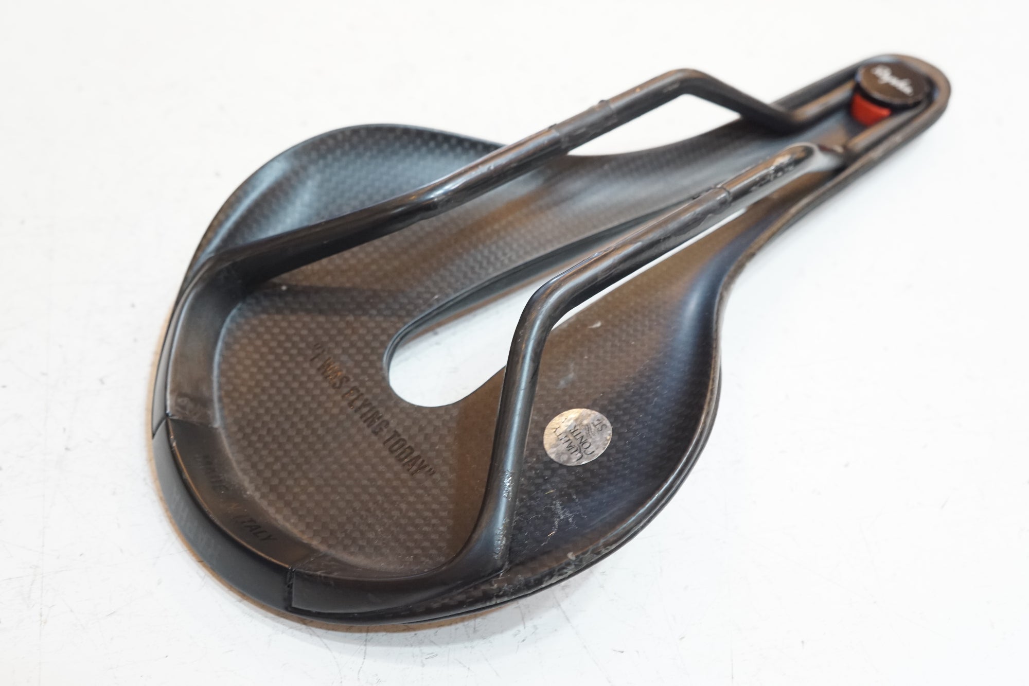 RAPHA 「ラファ」 PRO TEAM CUT OUT サドル / バイチャリ浦和ベース