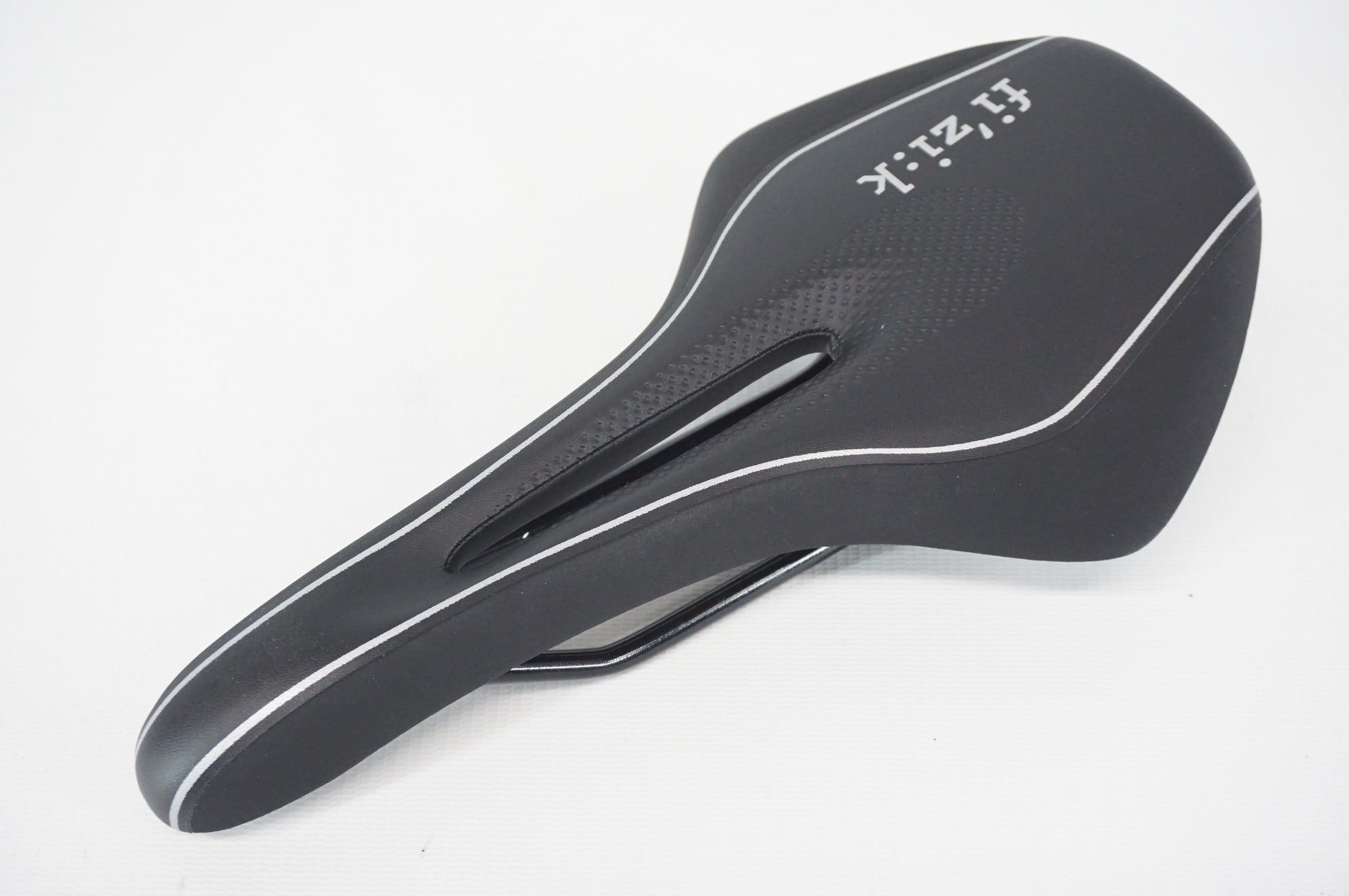 FIZIK 「フィジーク」 LUCE alloyレール サドル / 阪急塚口店