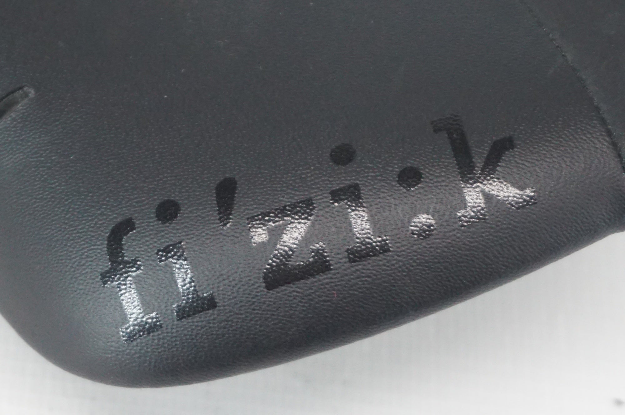 FIZIK 「フィジーク」 ANTARES R1 カーボンレール サドル / 阪急塚口店