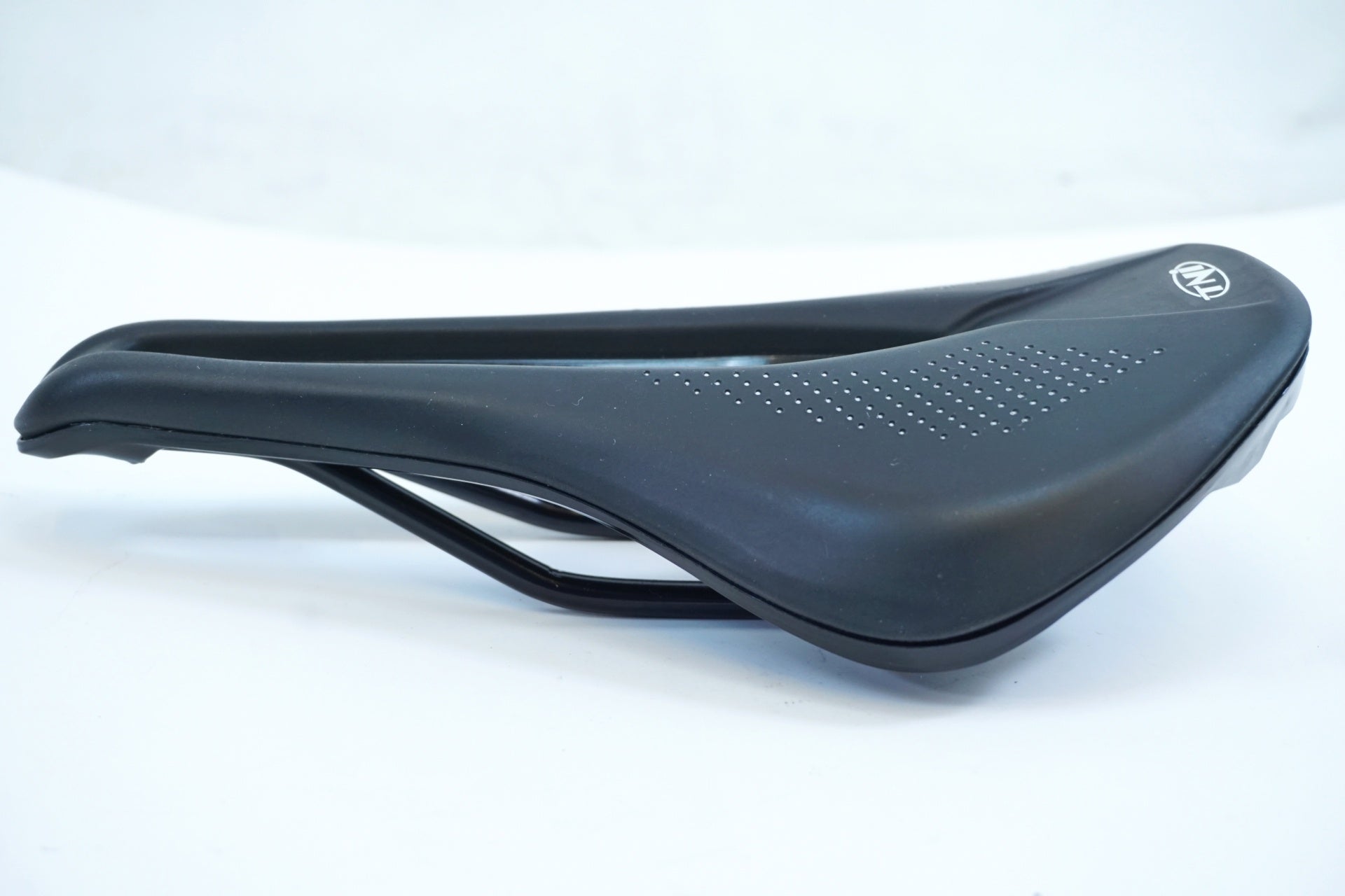 TNI 「ティーエヌアイ」 COMFORT FLY サドル / 有明ガーデン店