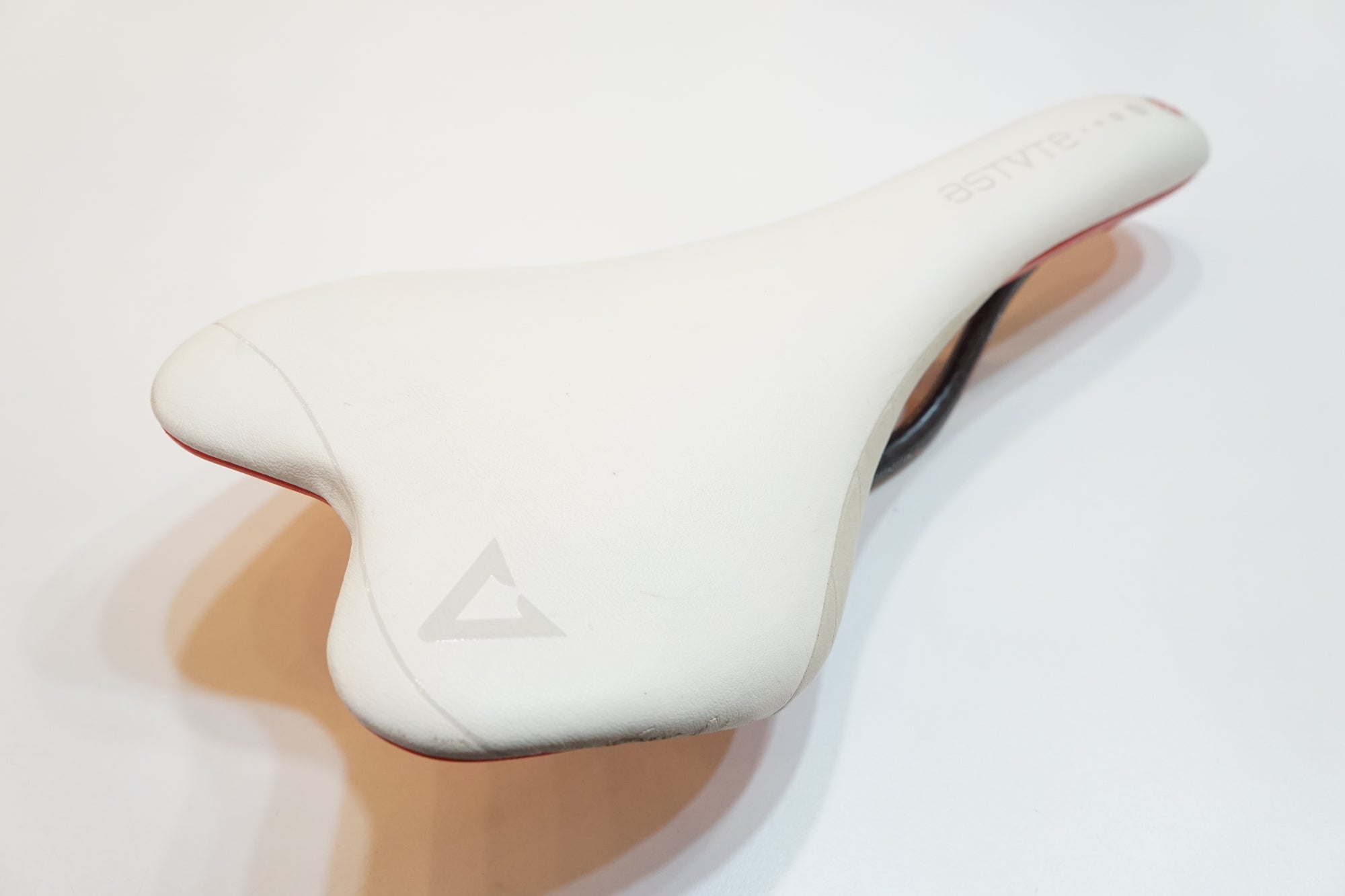 ASTVTE 「アスチュート」 SKYLITE SR サドル / バイチャリ浦和ベース