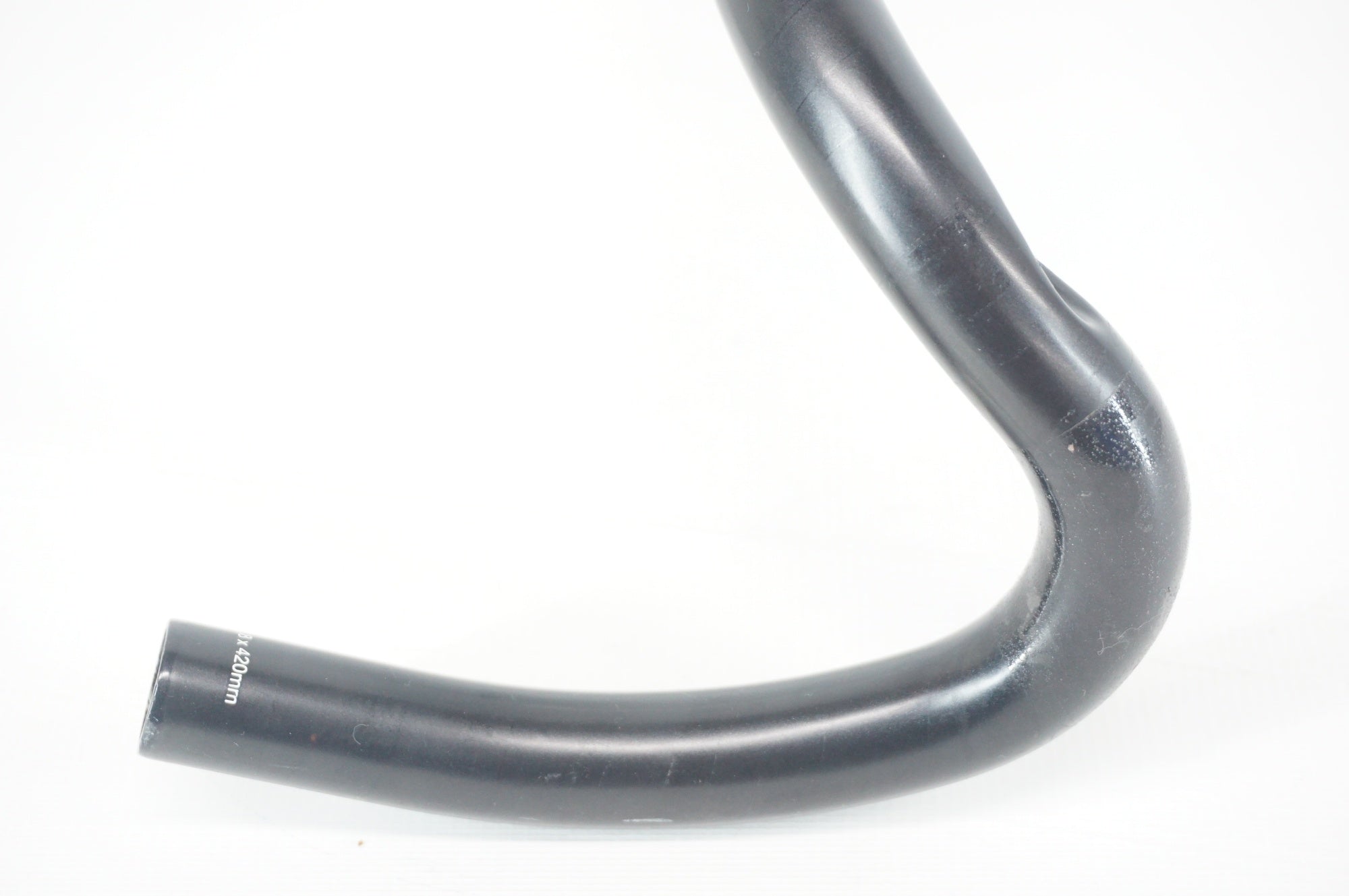 ONEBYESU 「ワンバイエス」 J-CARBON ARC Φ31.8 420mm ハンドル / 阪急塚口店