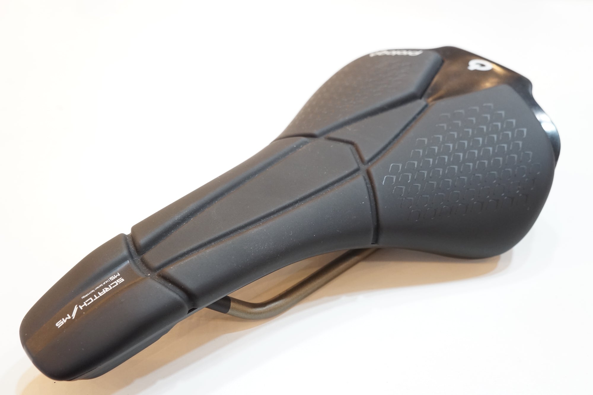 PROLOGO 「プロロゴ」 SCRATCH M5 TIROX サドル / バイチャリ浦和ベース