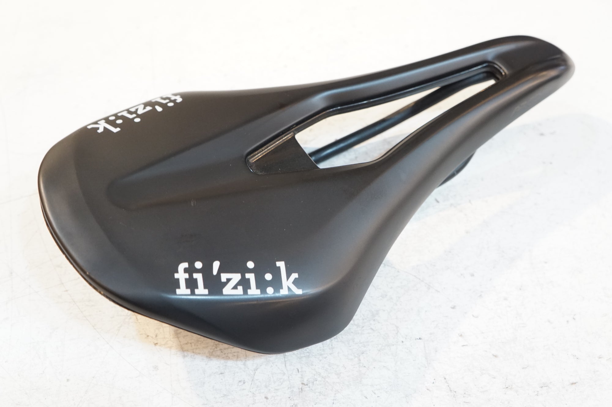 FIZIK 「フィジーク」 VENTO ARGO R5 サドル / バイチャリ浦和ベース