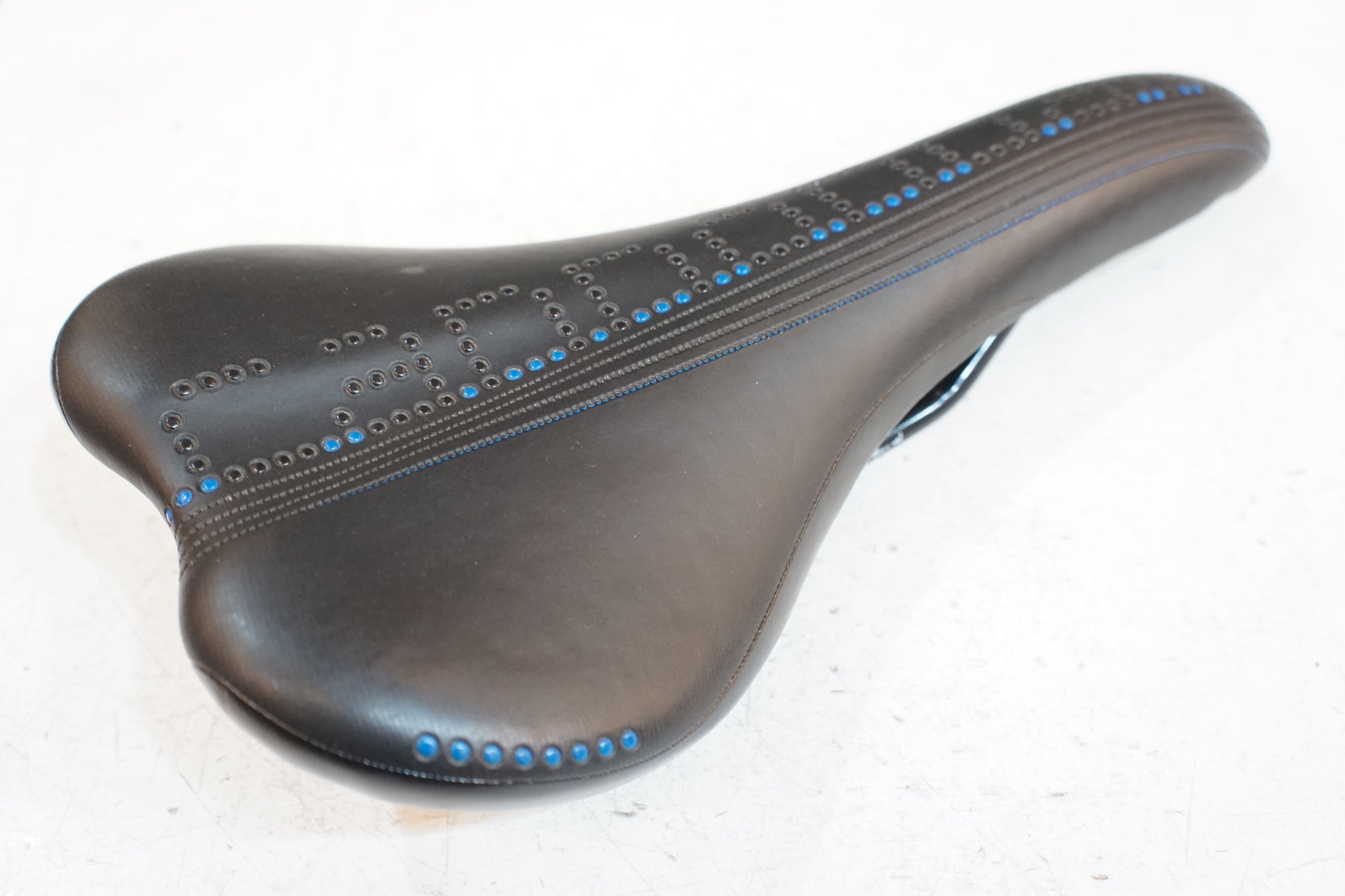 VELO 「ベロ」 CANNONDALE サドル / バイチャリ浦和ベース