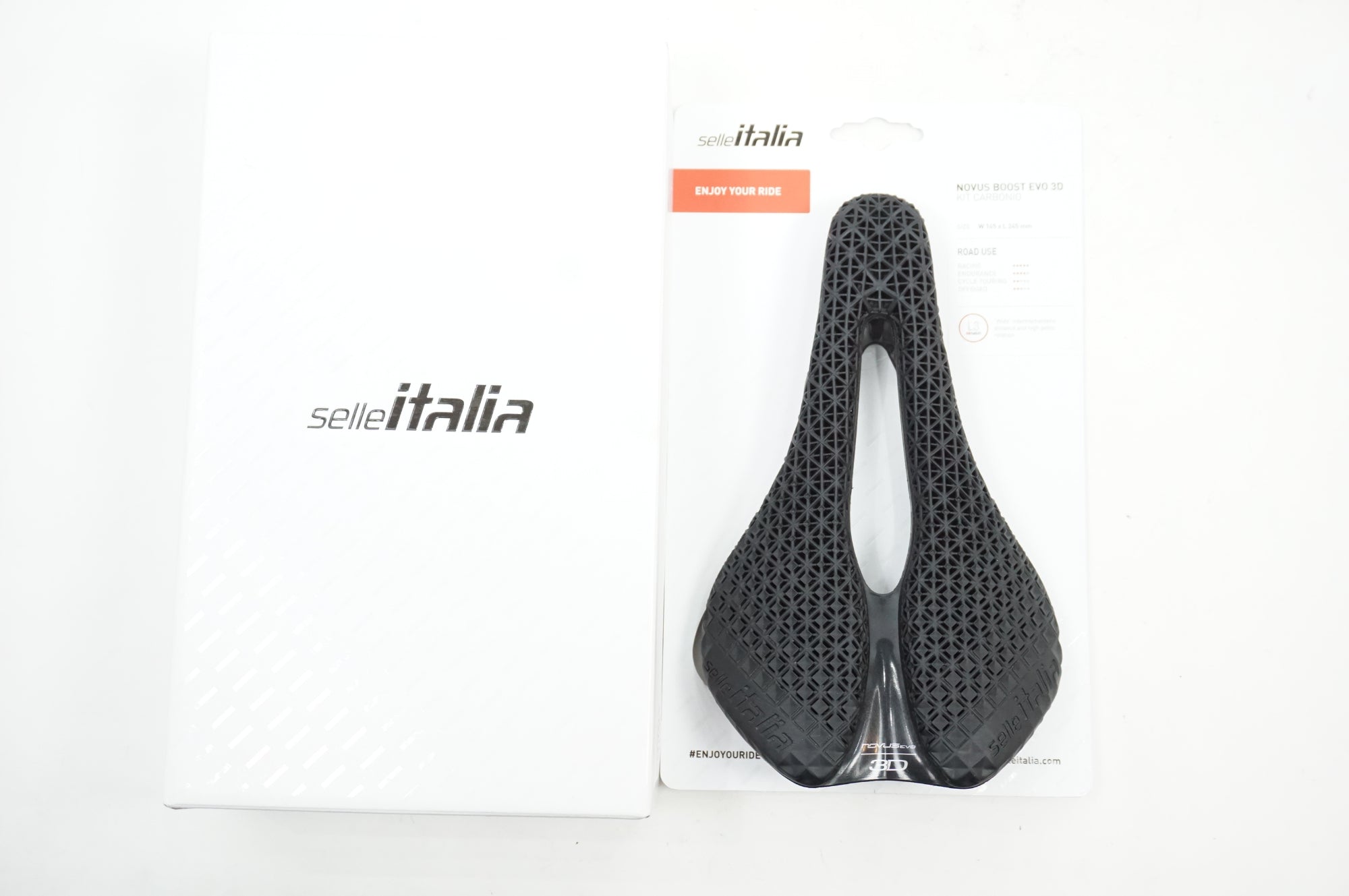 SELLE ITALIA 「セライタリア」 NOVUS BOOST EVO 3D KIT CARBONIO サドル / 川越店