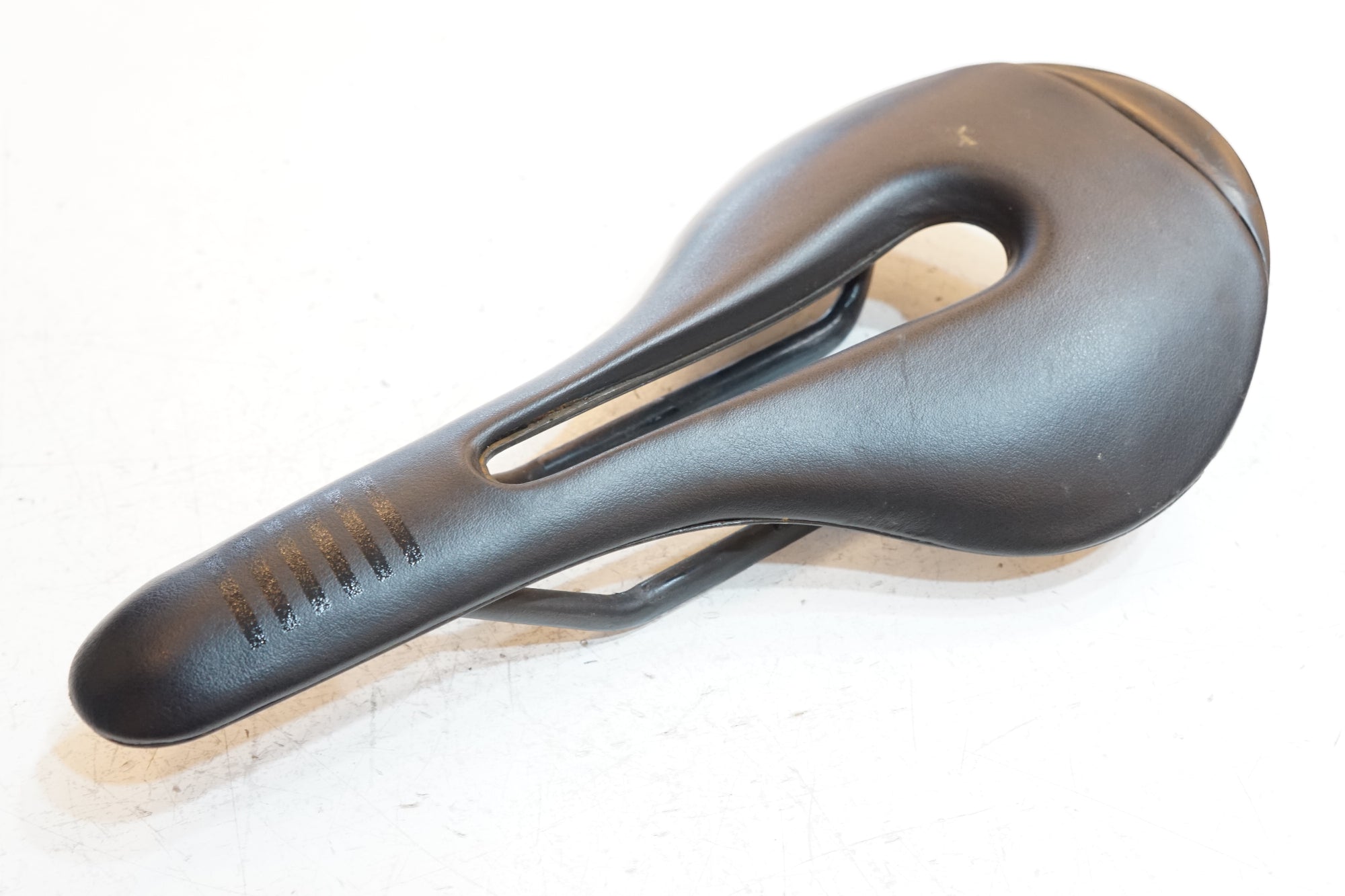 RAPHA 「ラファ」 PRO TEAM CUT OUT サドル / バイチャリ浦和ベース