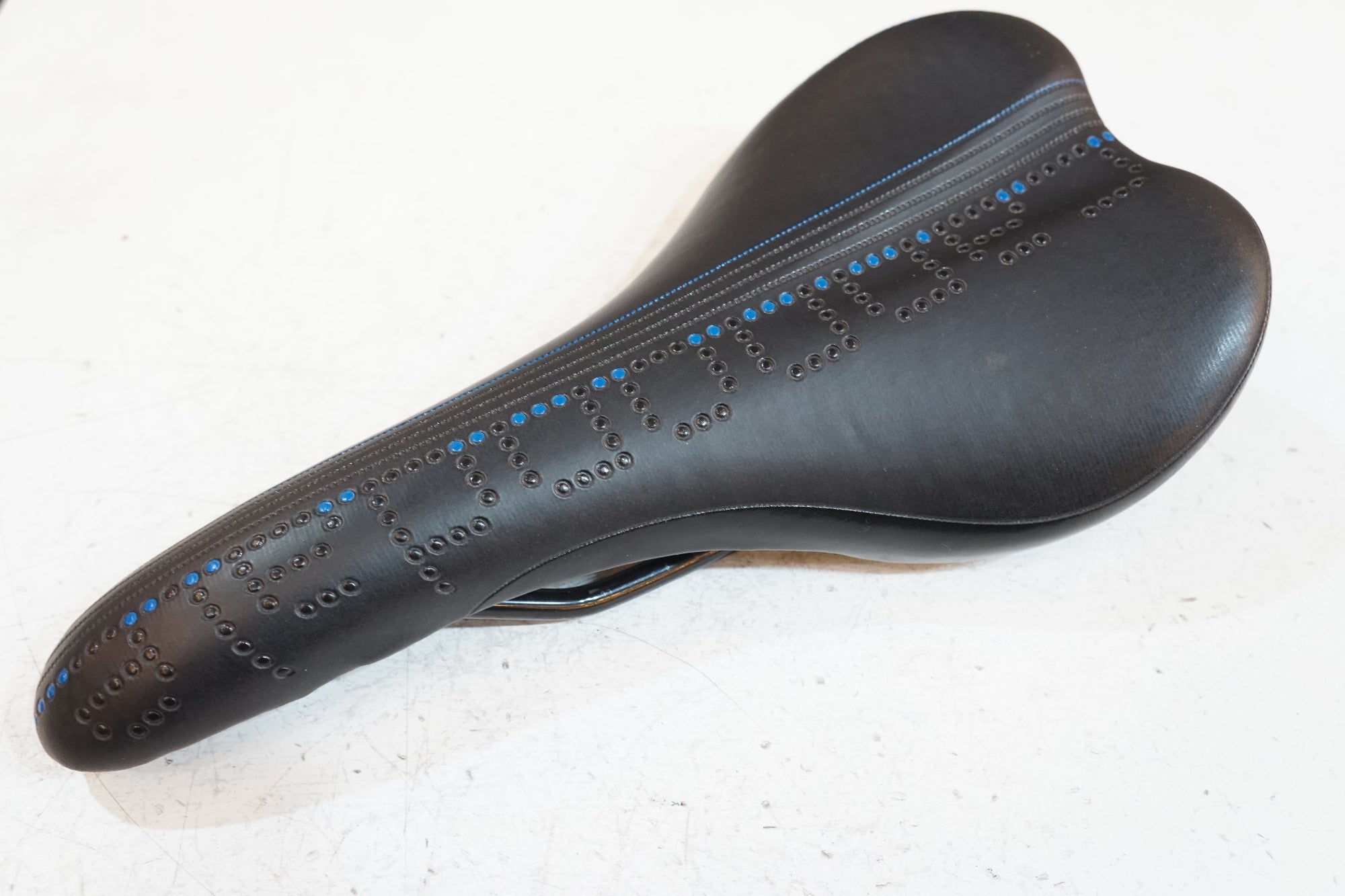 VELO 「ベロ」 CANNONDALE サドル / バイチャリ浦和ベース