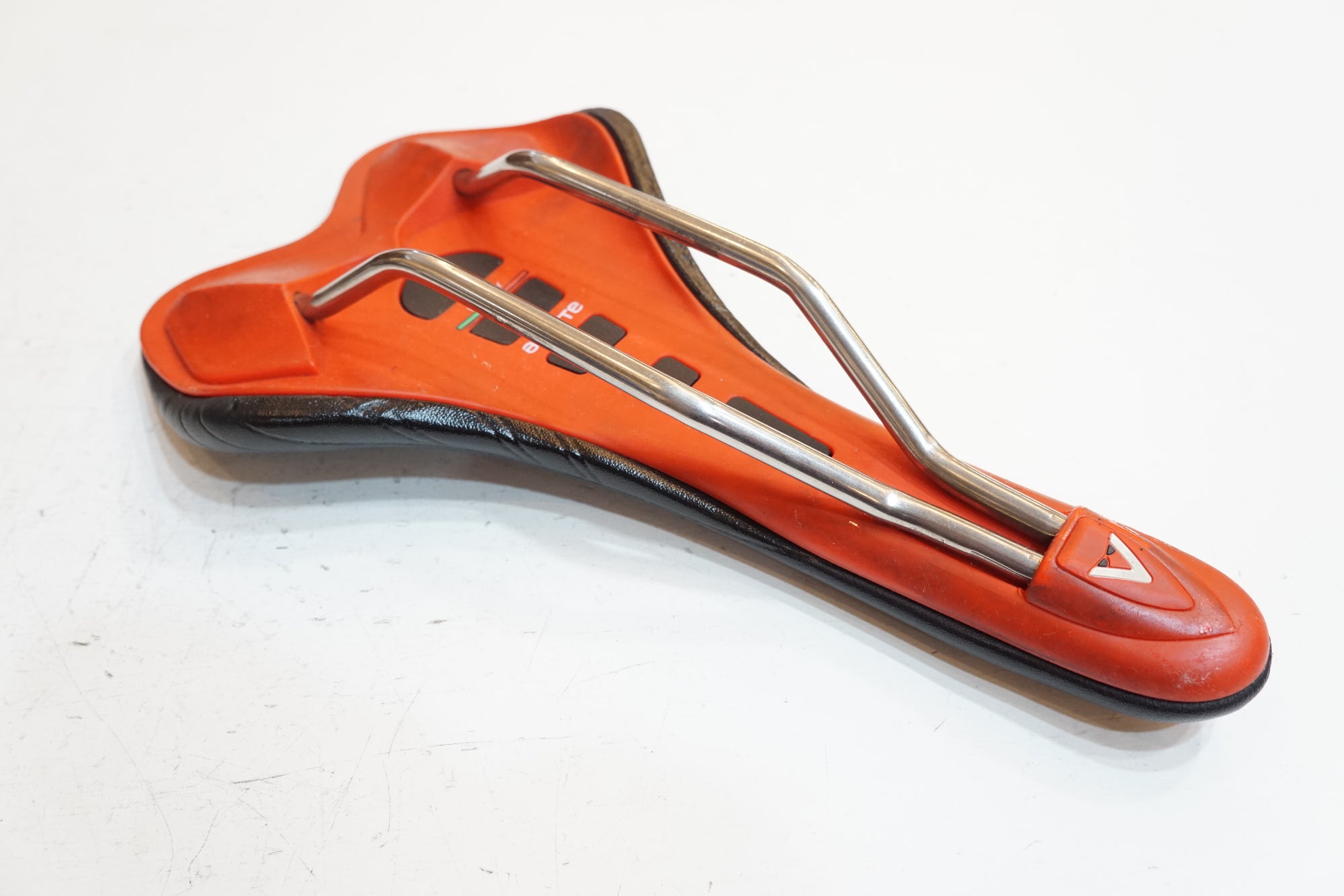 ASTUTE 「アスチュート」 SKYLINE SR サドル / バイチャリ浦和ベース