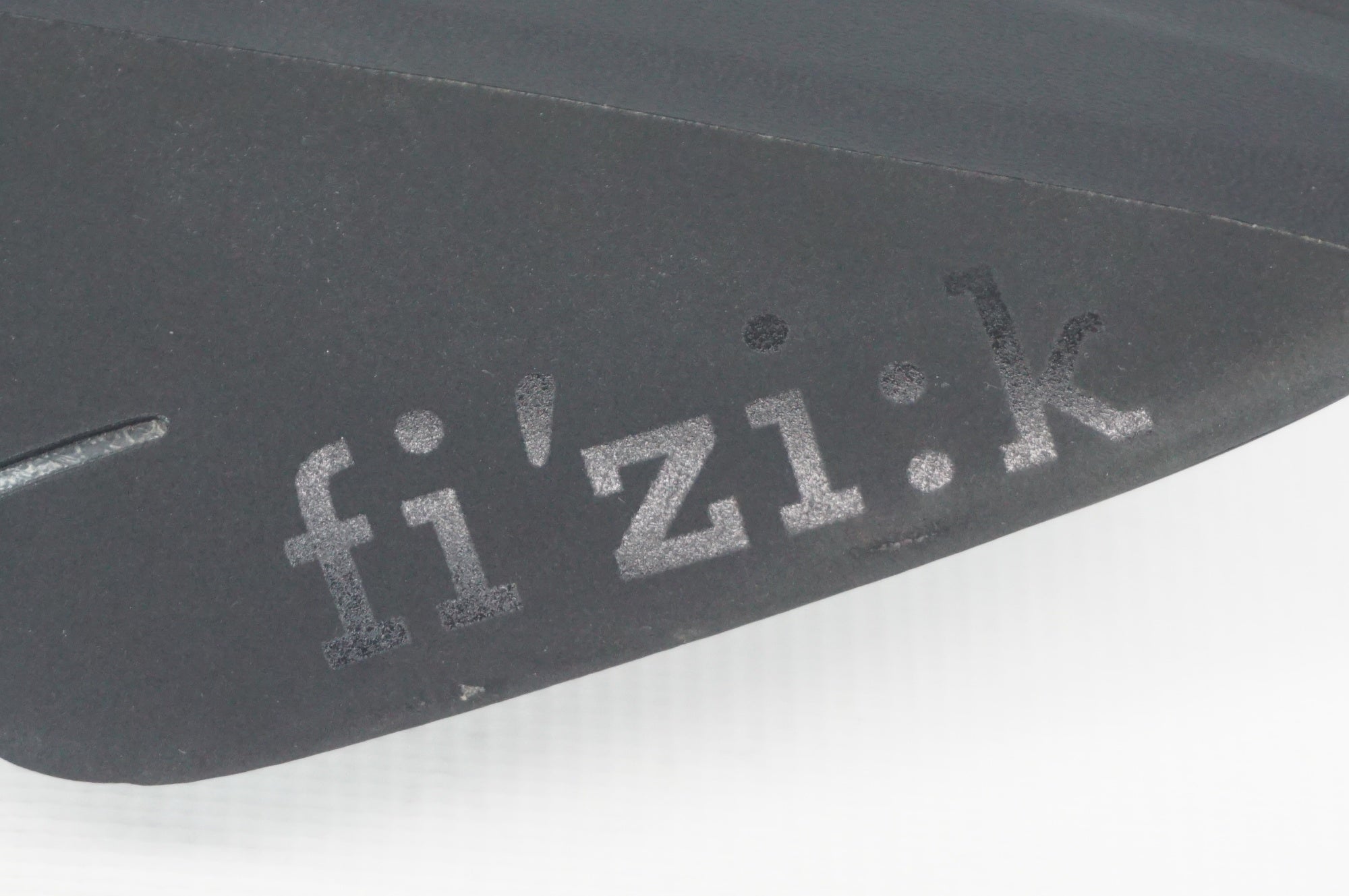 FIZIK 「フィジーク」 ARIONE R1 カーボン サドル / 阪急塚口店