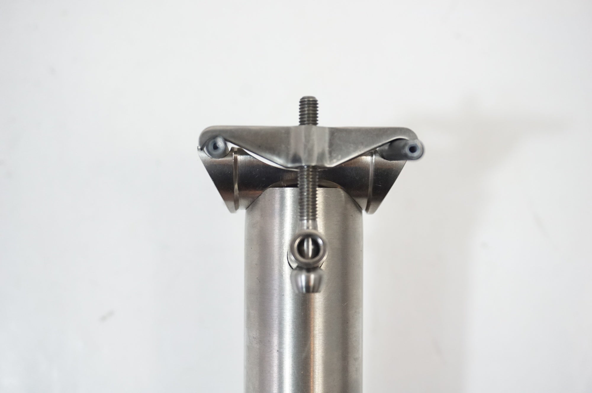 BROMPFICATION 「ブロンフィケーション」 TITANIUM φ31.8 520mm シートポスト / 世田谷店