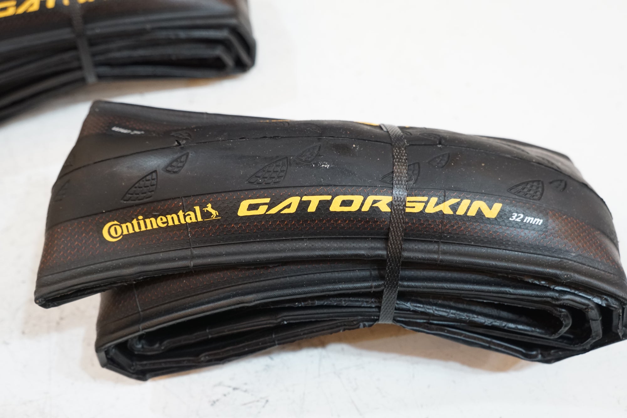CONTINENTAL 「コンチネンタル」 GATORSKIN 700x32c タイヤ / バイチャリ浦和ベース
