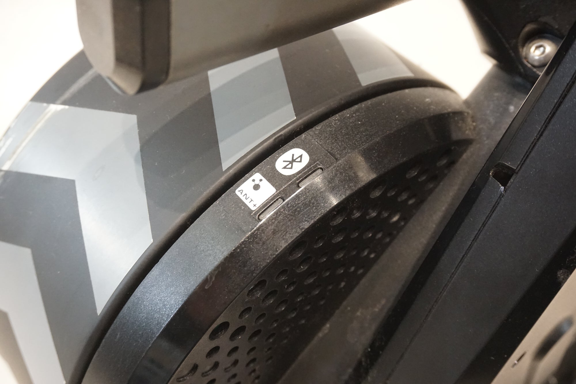 WAHOO 「ワフー」 KICKR V4 WF113 スマートトレーナー サイクルトレーナー / 横浜戸塚店