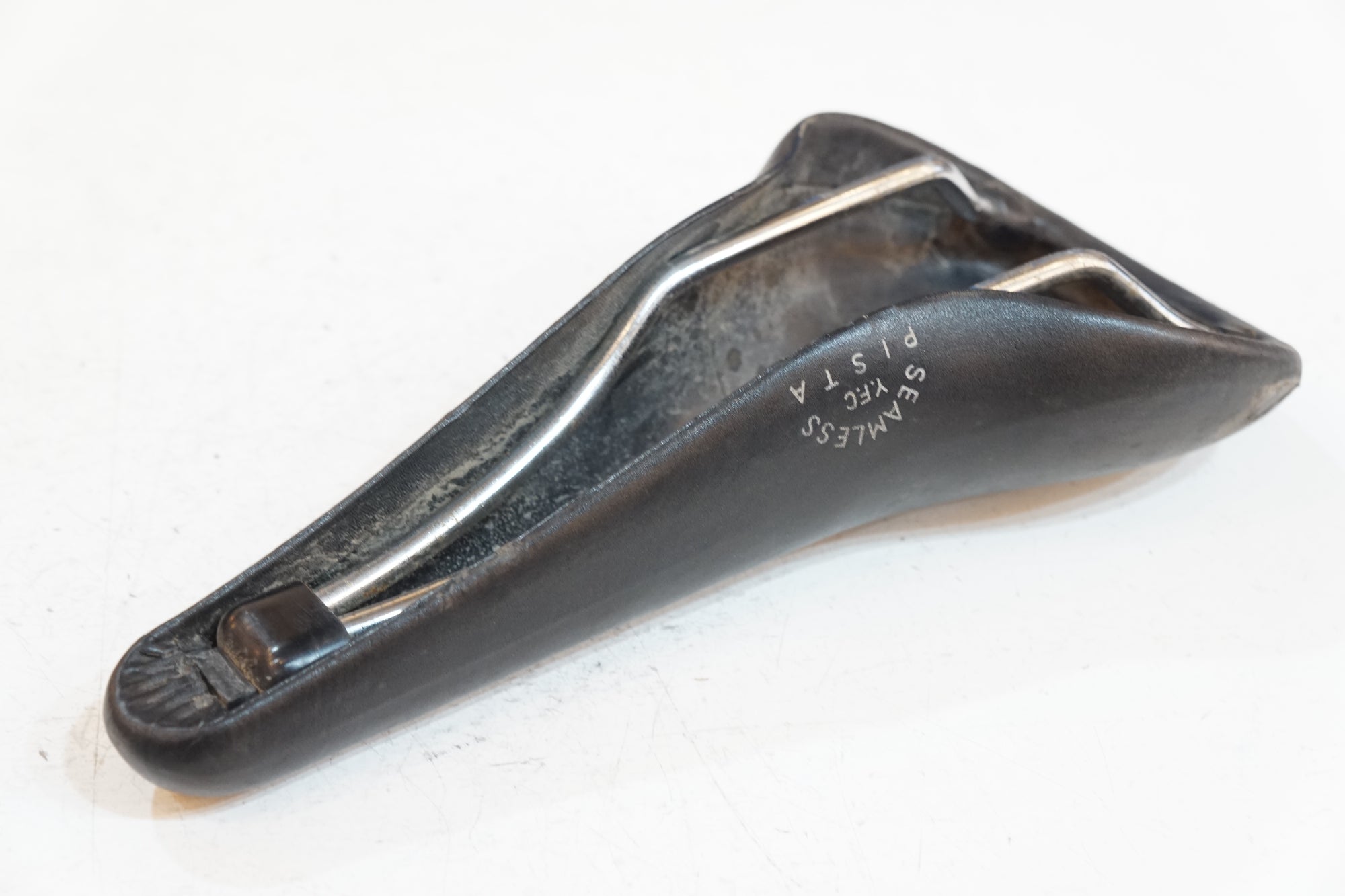 FUJITA 「フジタ」 SEAMLESS サドル / バイチャリ浦和ベース