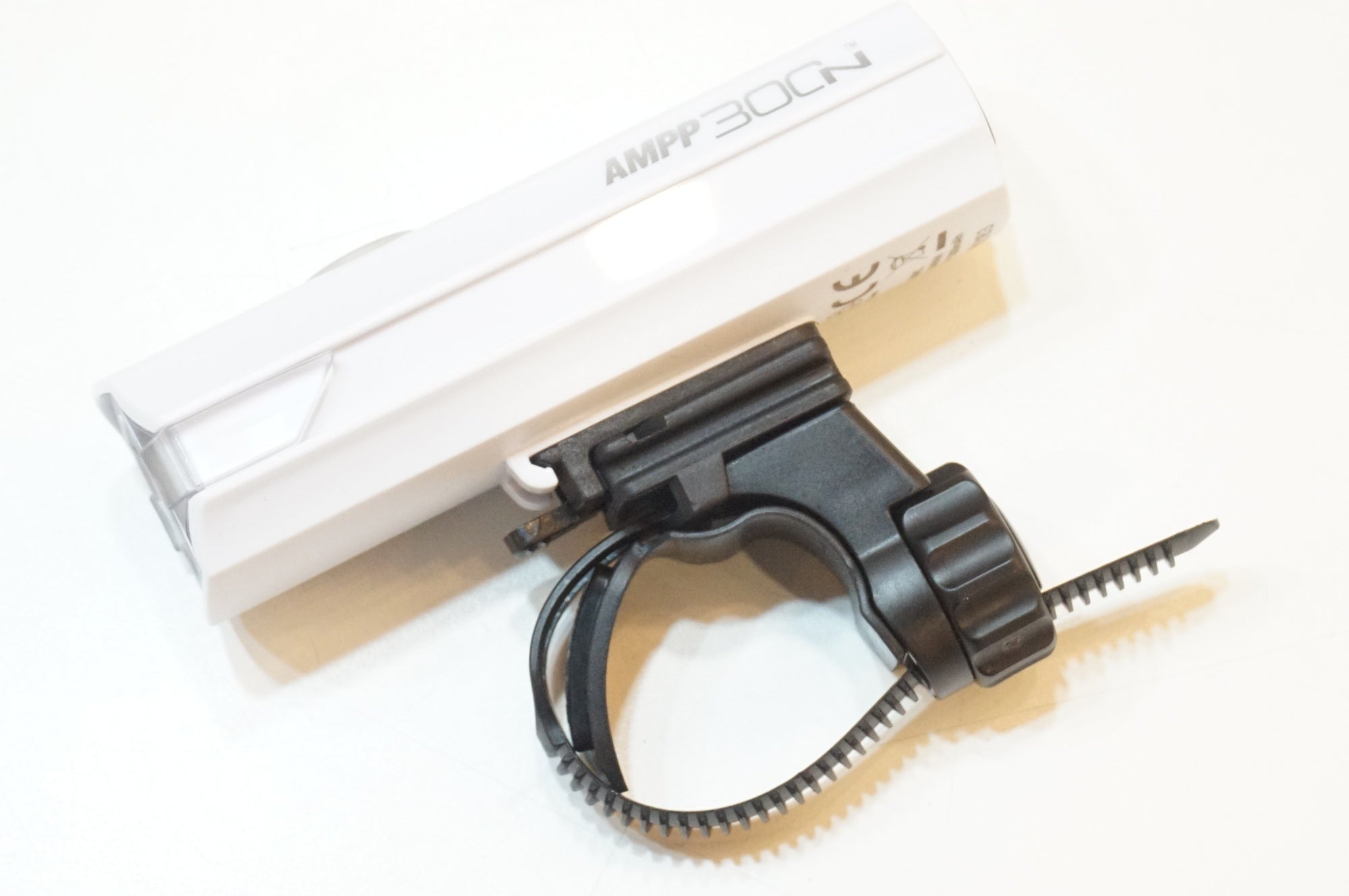 CATEYE 「キャットアイ」 AMPP 300N フロントライト / 浦和ベース