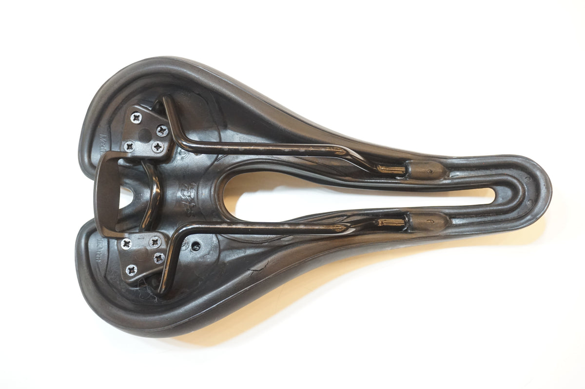 SELLE SMP 「セラエスエムピー」 TRK Mサイズ 160mm サドル / 浦和ベース
