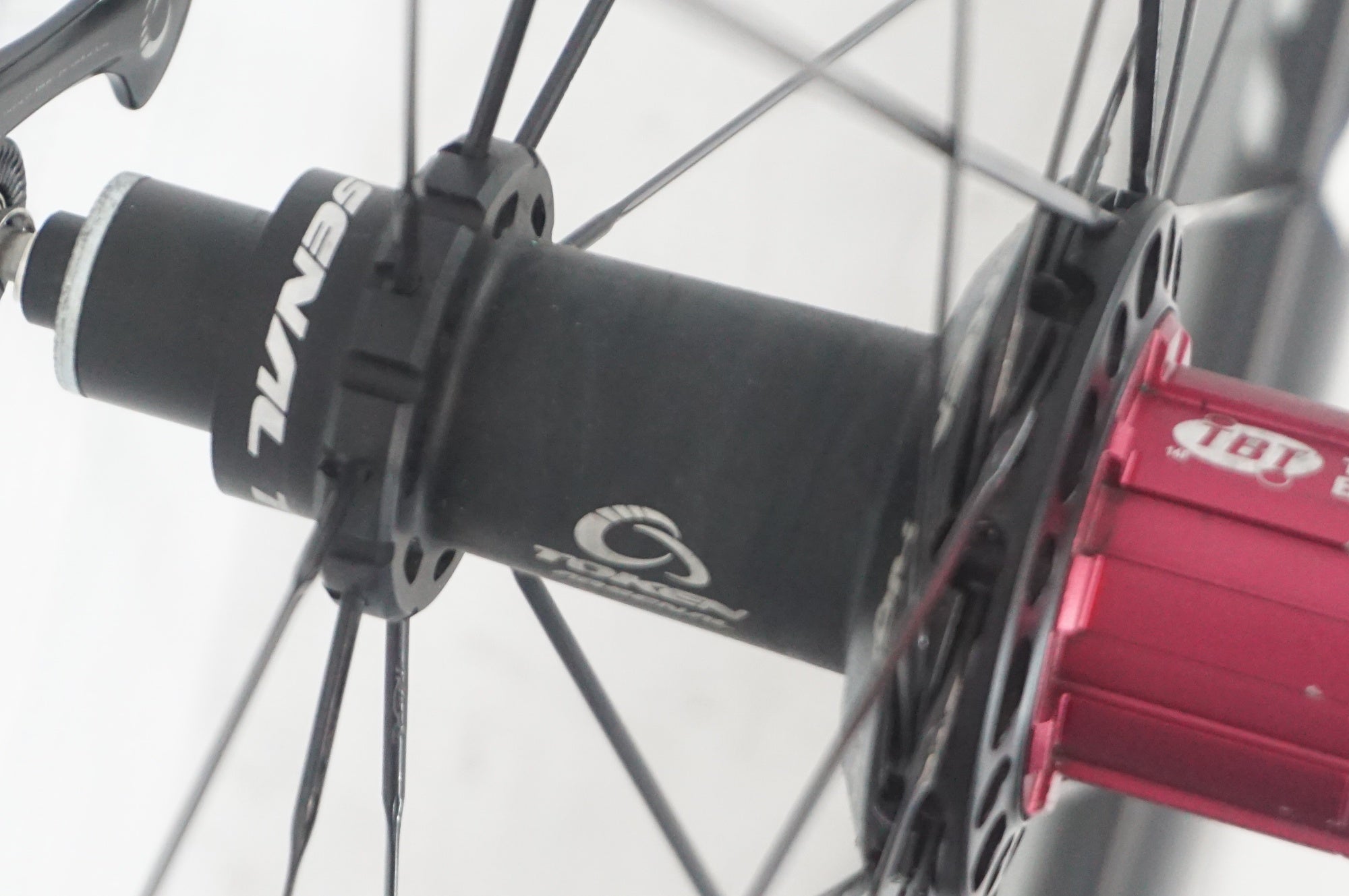 TOKEN 「トーケン」 T28 カーボン TU ホイールセット / 阪急塚口店