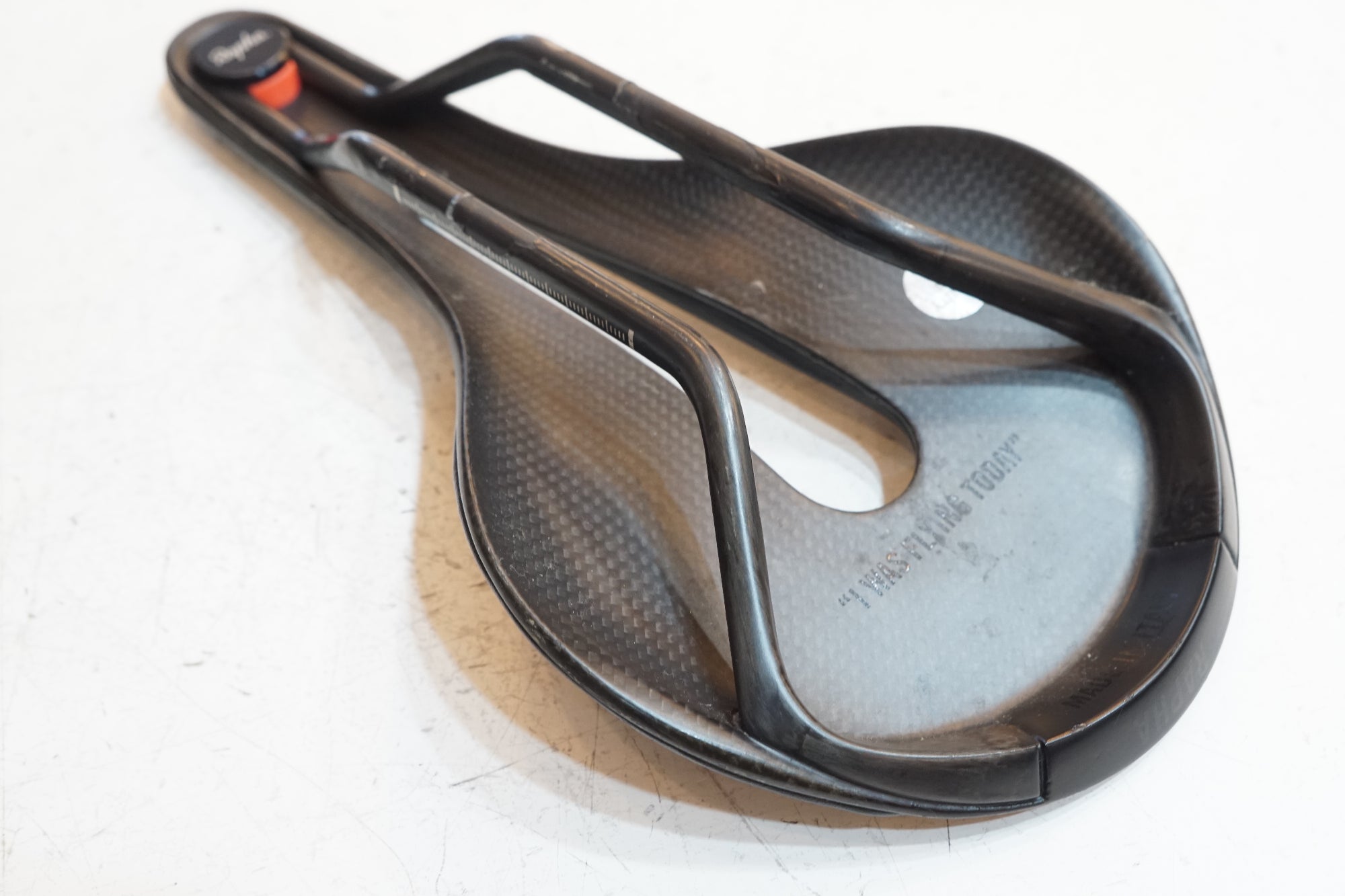 RAPHA 「ラファ」 PRO TEAM CUT OUT サドル / バイチャリ浦和ベース