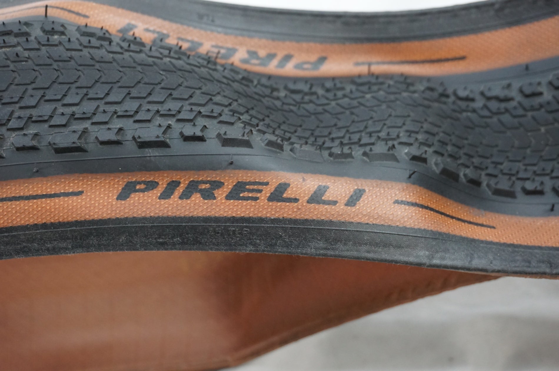PIRELLI 「ピレリ」 CINTURATO GRAVEL H 27.5x1.8 タイヤ / 川越店