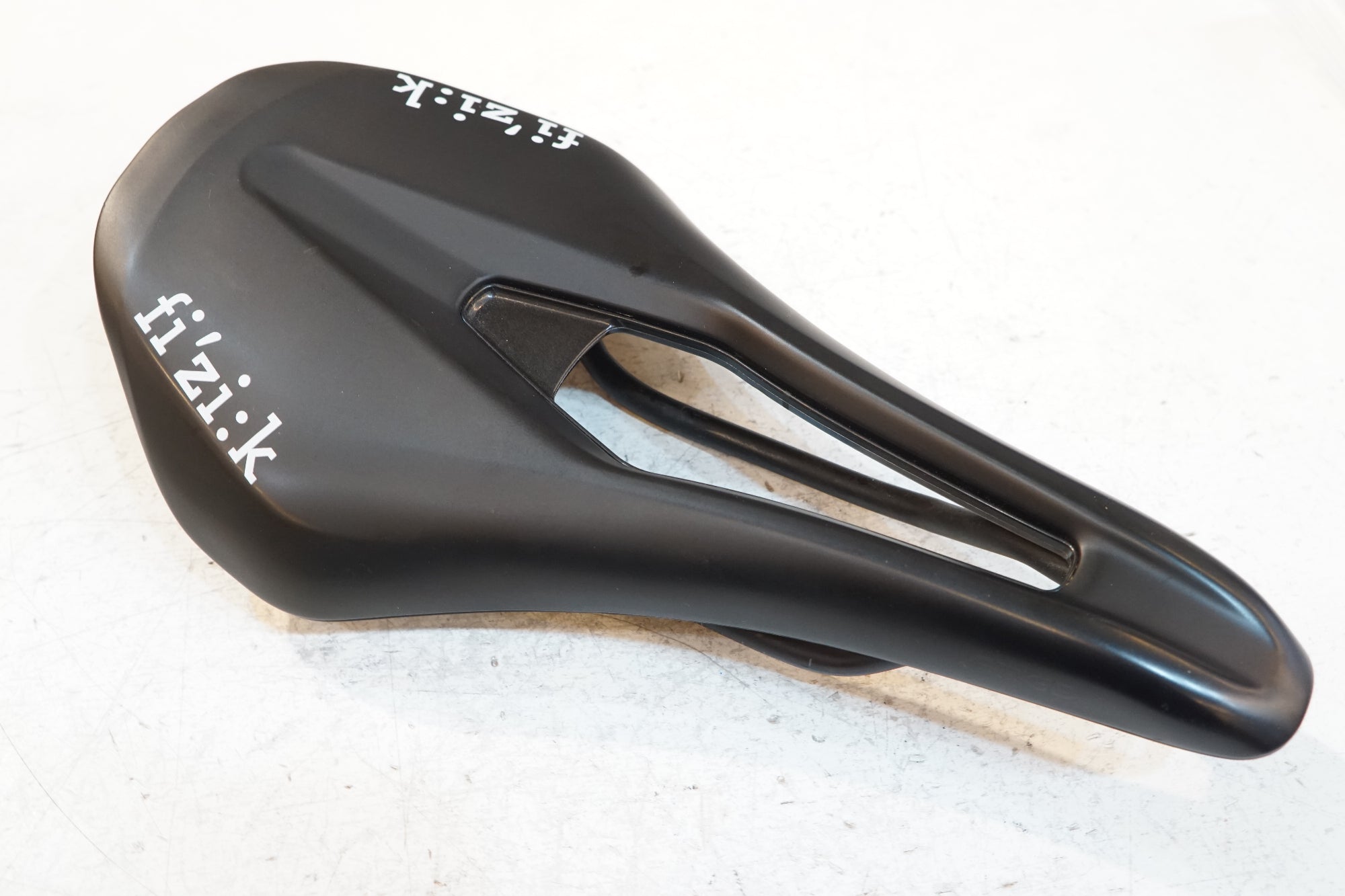 FIZIK 「フィジーク」 VENTO ARGO R5 サドル / バイチャリ浦和ベース