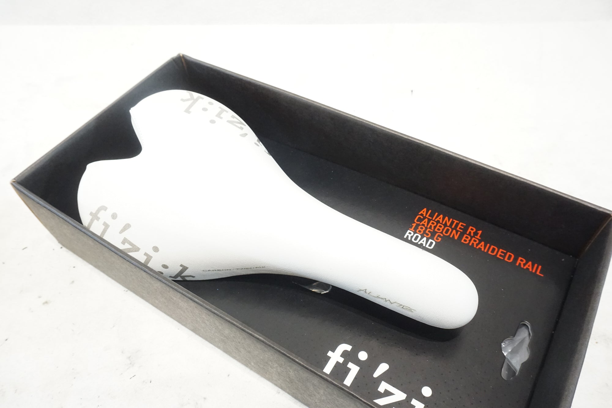 FIZIK 「フィジーク」 ALIANTE R1 カーボンレール サドル / 横浜戸塚店