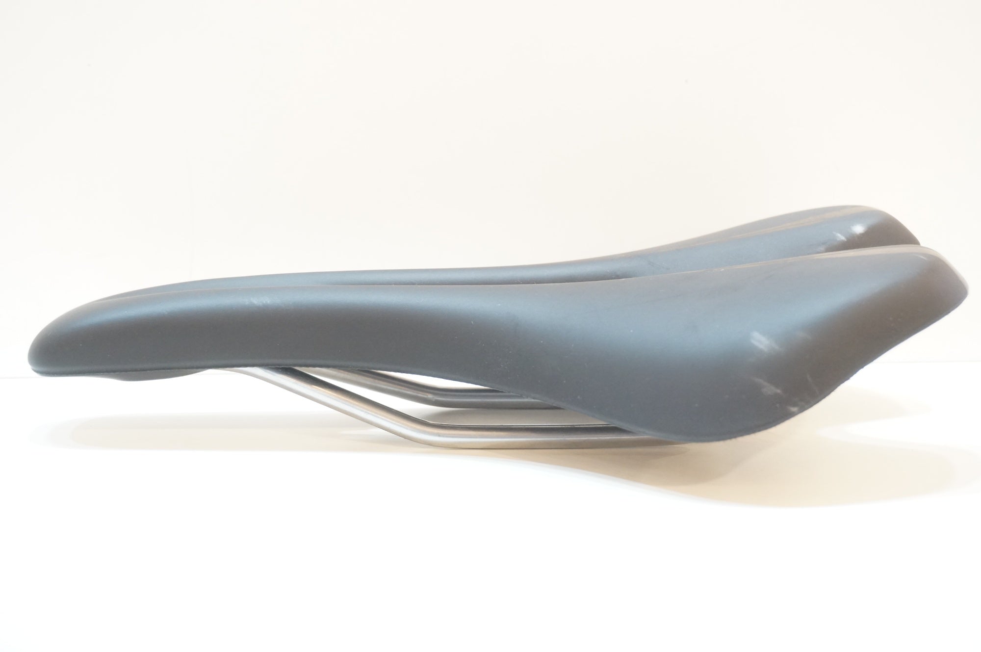 SPECIALIZED 「スペシャライズド」 TOUPE SPORT 143mm サドル / 浦和ベース