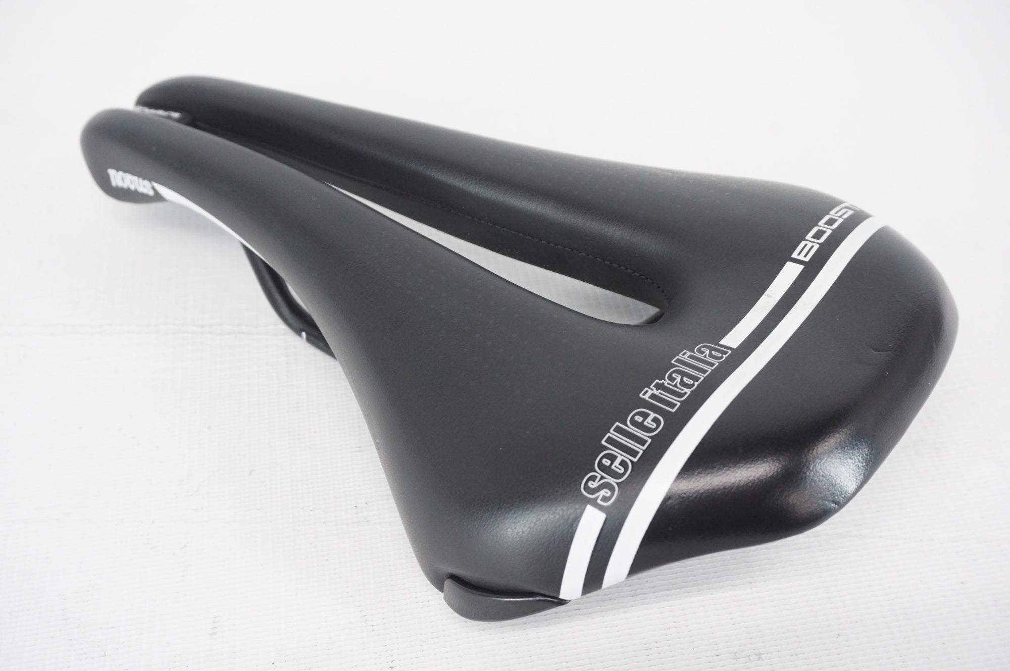 SELLE ITALIA 「セライタリア」 NOVUS BOOST TM MN SUPER FLOW サドル / 阪急塚口店