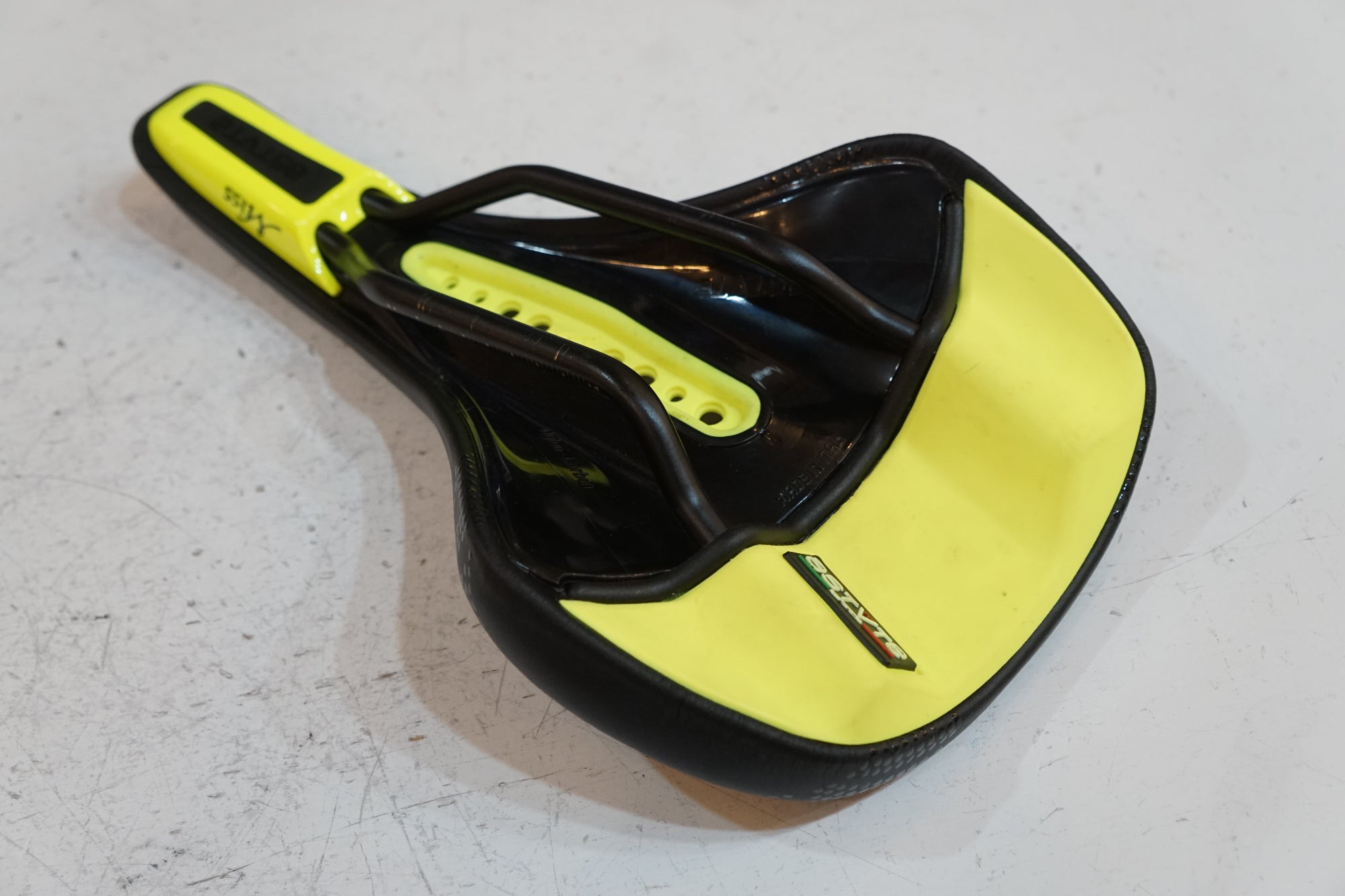 ASTVTE 「アスチュート」 MISSLINE サドル / バイチャリ浦和ベース