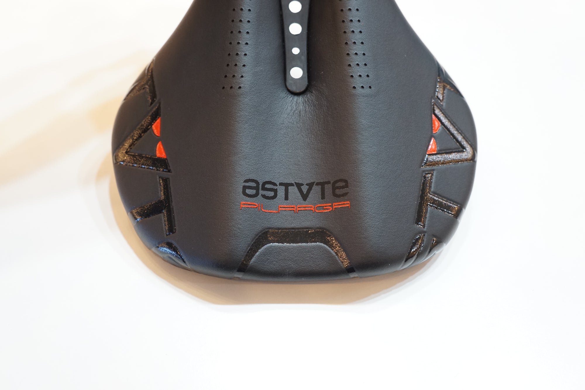 ASTVTE 「アスチュート」 STAR LINE VT サドル / バイチャリ浦和ベース