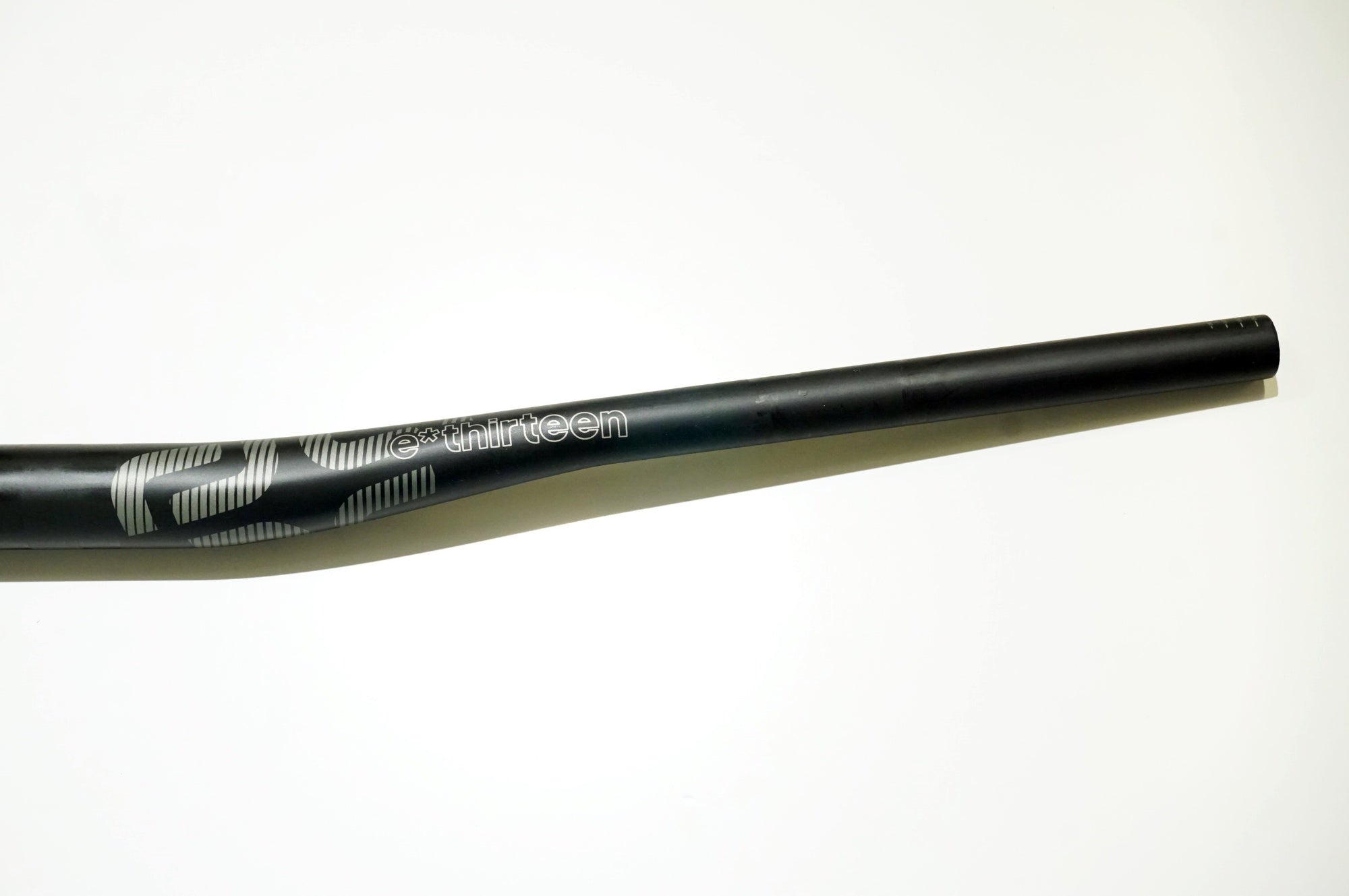 E THIRTEEN 「イーサーティーン」 RACE CARBON φ35 800mm ライザーバー / 浜松店