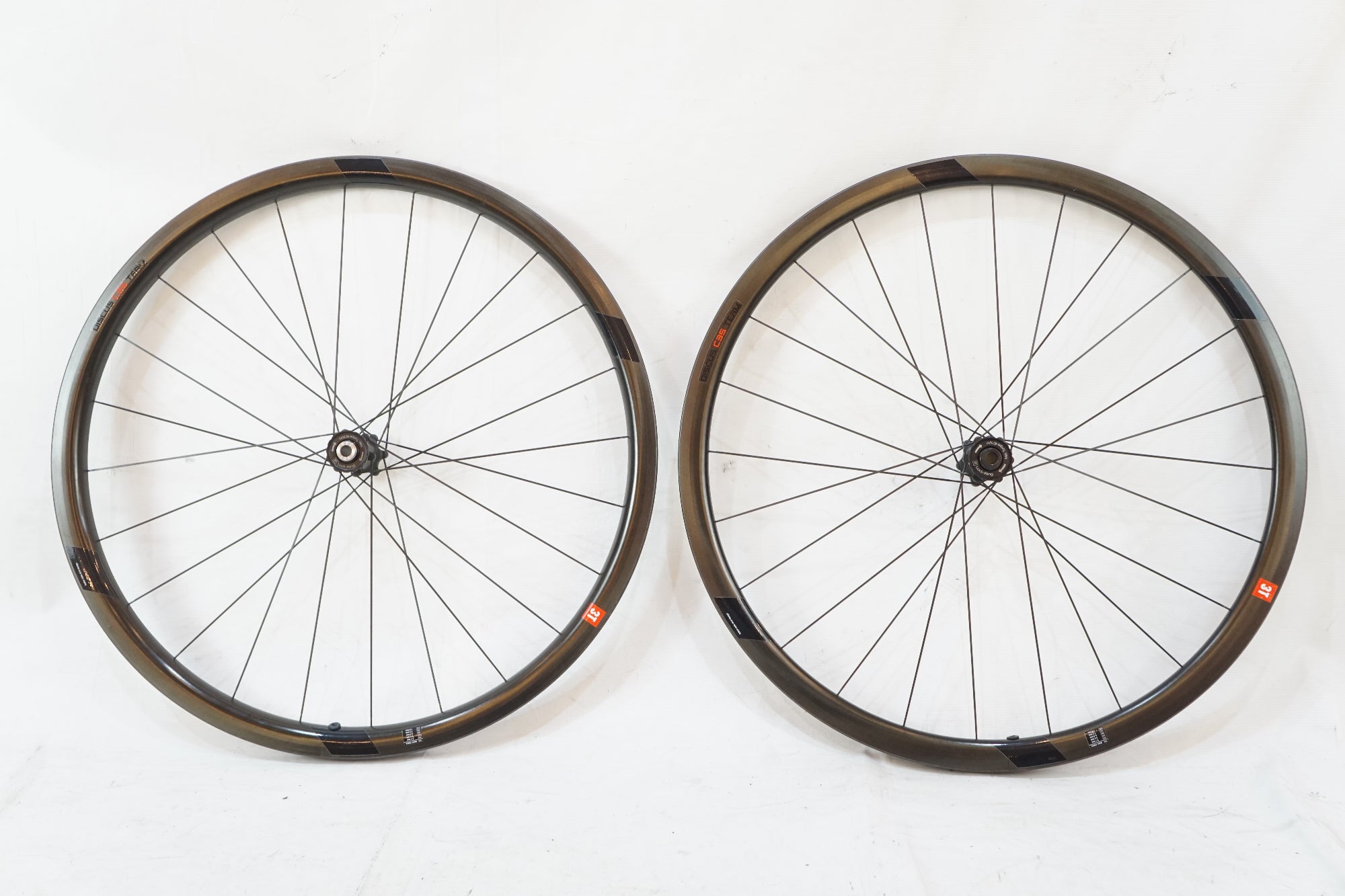 3T 「スリーティー」 DISCUS C35 TEAM STEALTH シマノ11速 ホイールセット / バイチャリ浦和ベース