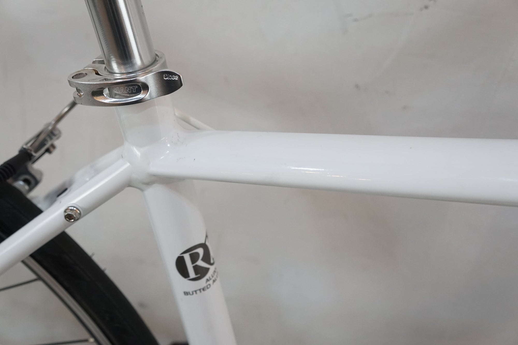 GIANT 「ジャイアント」 ESCAPE R3 2015年モデル クロスバイク / バイチャリ浦和ベース