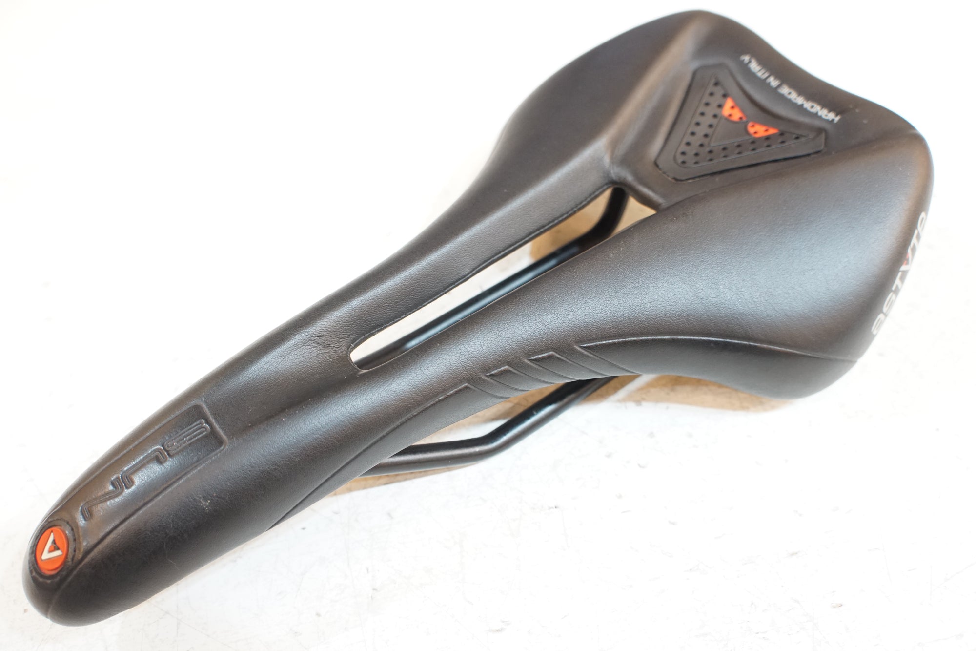 ASTUTE 「アスチュート」 SUN VT サドル / バイチャリ浦和ベース