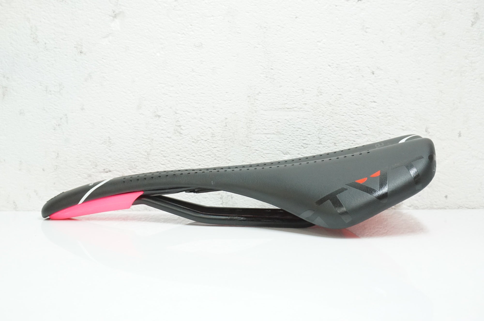 ASTUTE 「アスチュート」 STAR LINE VT サドル / 大宮店