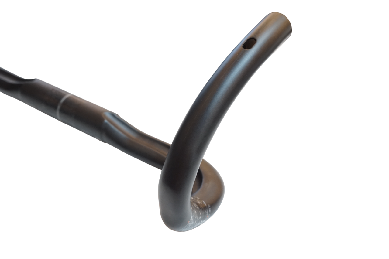 ONEBYESU 「ワンバイエス」 J-CARBON GRAND MONROE SL φ31.8 380mm ハンドル / バイチャリ浦和ベース