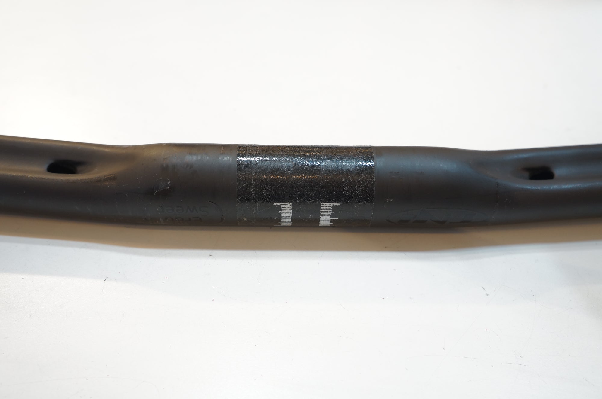 TNI 「ティーエヌアイ」 ERGO SWEEP CARBON φ31.8 390mm ハンドル / バイチャリ浦和ベース