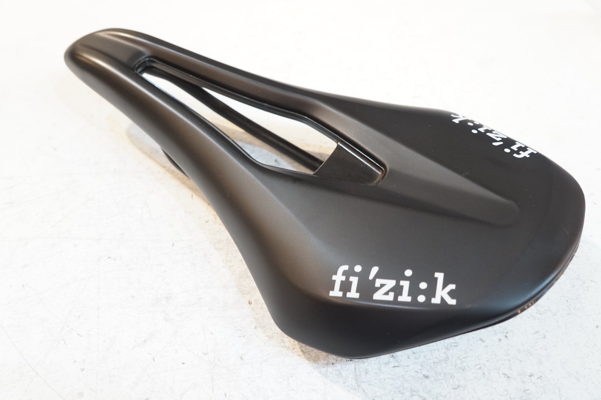 FIZIK 「フィジーク」 VENTO ARGO R5 サドル / バイチャリ浦和ベース