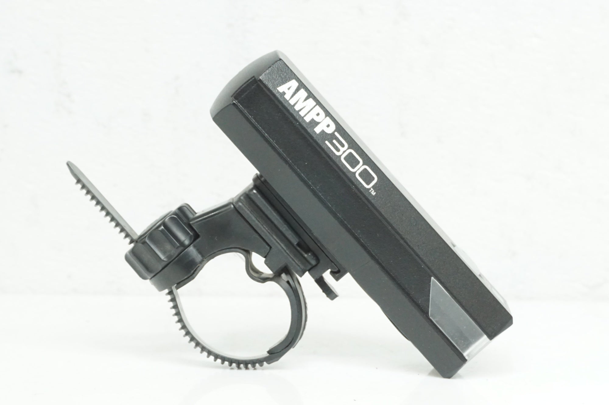 CATEYE 「キャットアイ」 AMPP 300 121g フロントライト / 大宮店