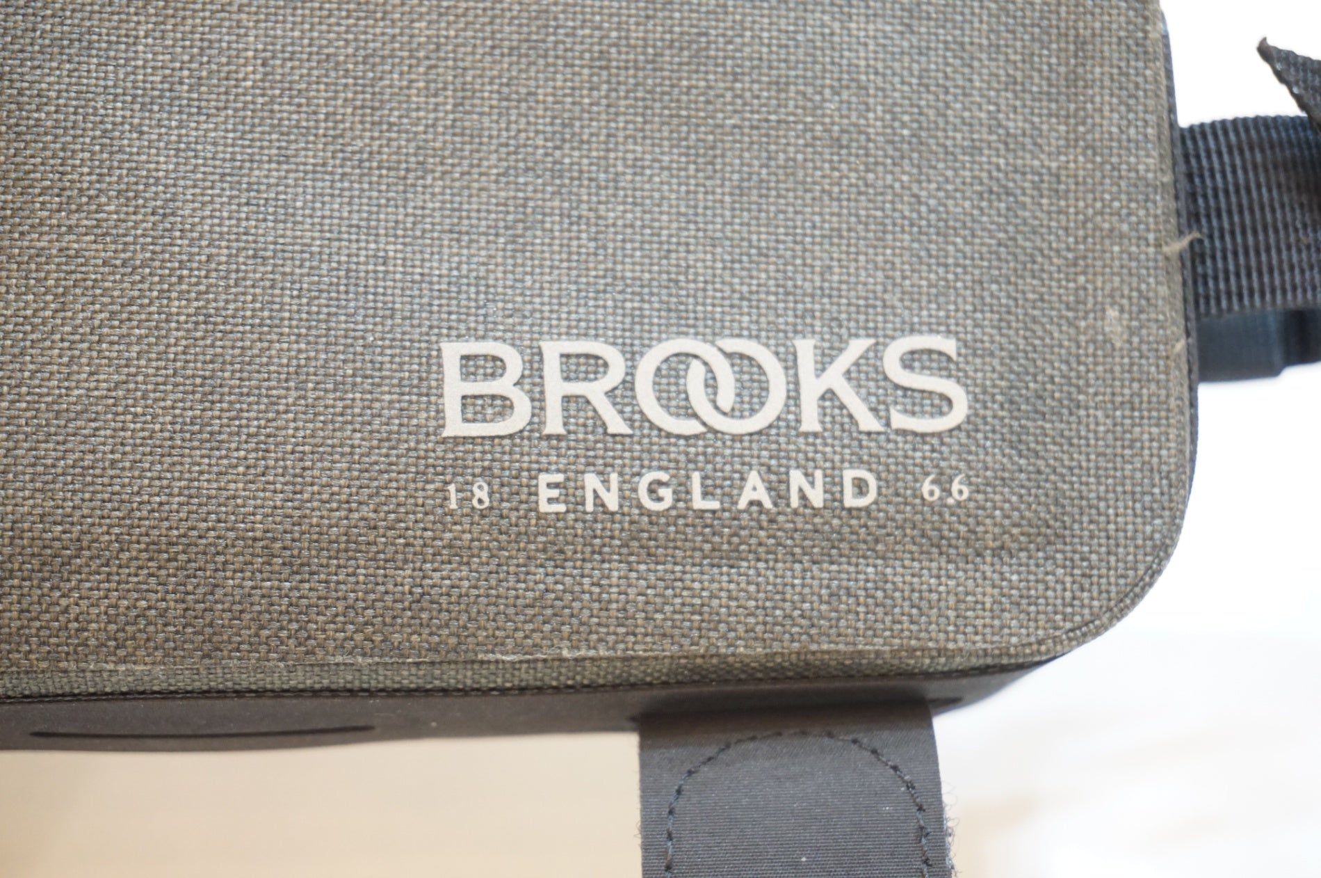 BROOKS 「ブルックス」 SCAPE TOP TUBE BAG 0.9L トップチューブバッグ / 浦和ベース