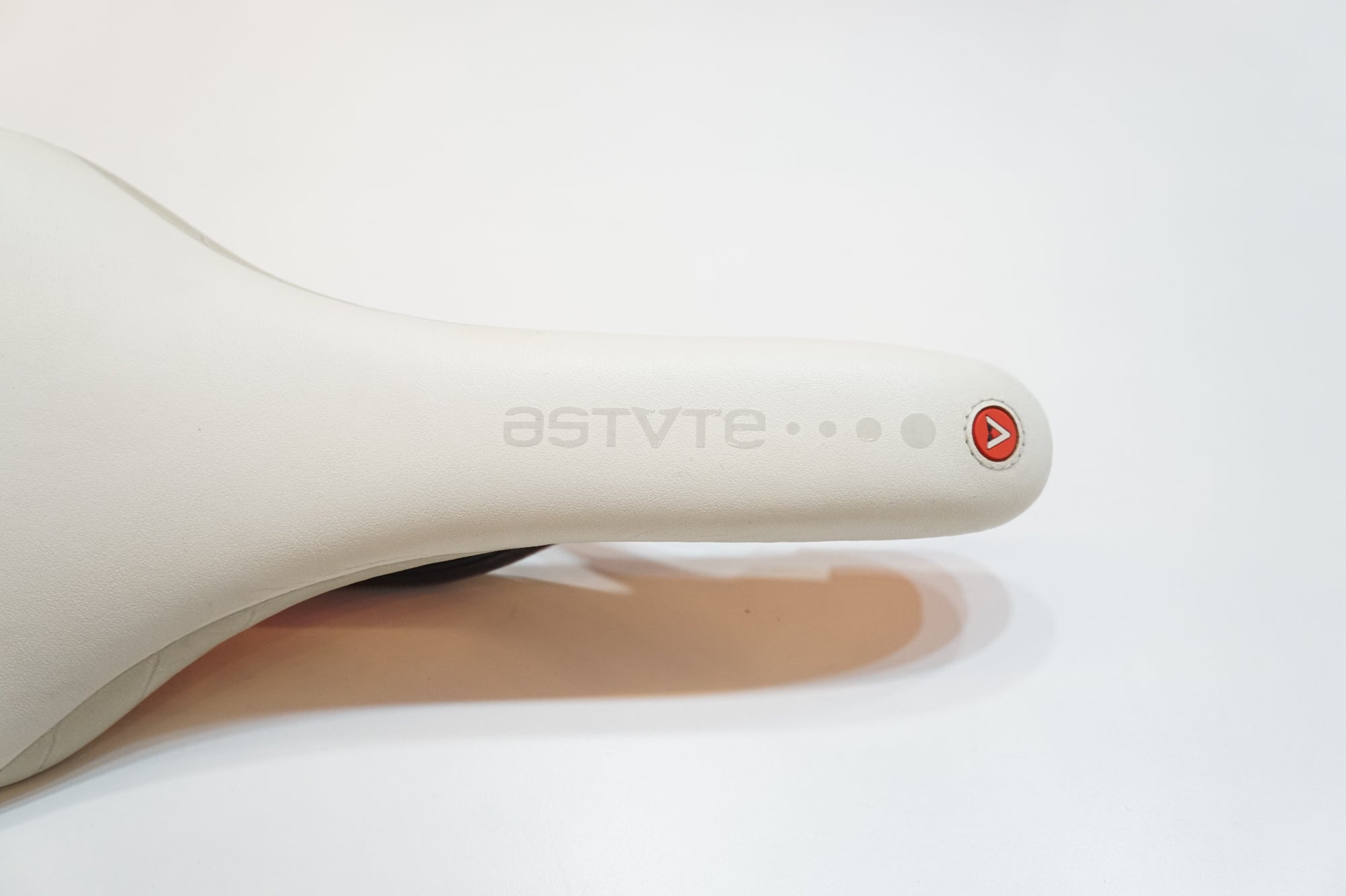 ASTVTE 「アスチュート」 SKYLITE SR サドル / バイチャリ浦和ベース