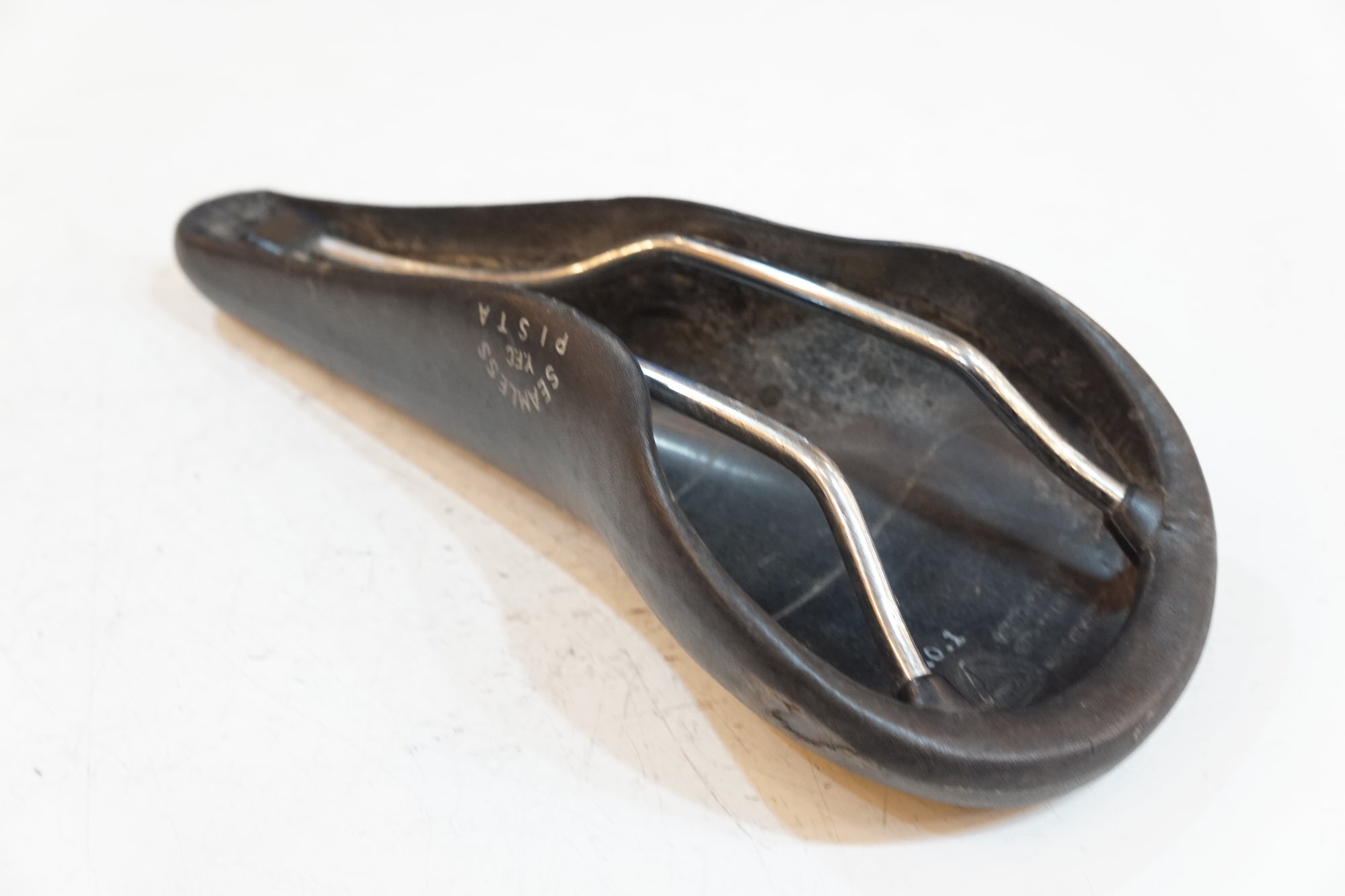 FUJITA 「フジタ」 SEAMLESS サドル / バイチャリ浦和ベース