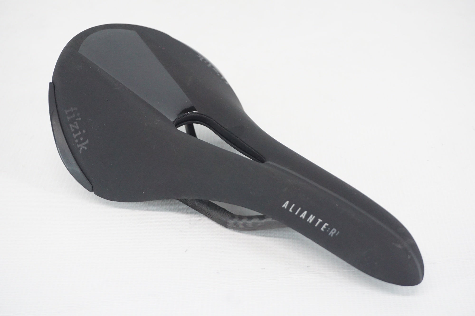 FIZIK 「フィジーク」 ALIANTE R1 OPEN サドル / 阪急塚口店