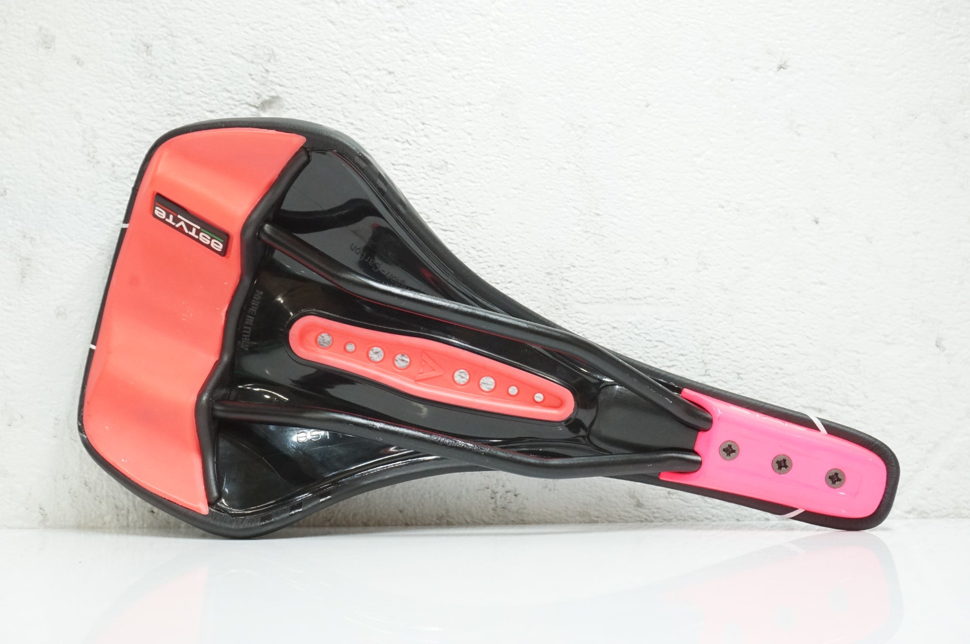 ASTUTE 「アスチュート」 STAR LINE VT サドル / 大宮店