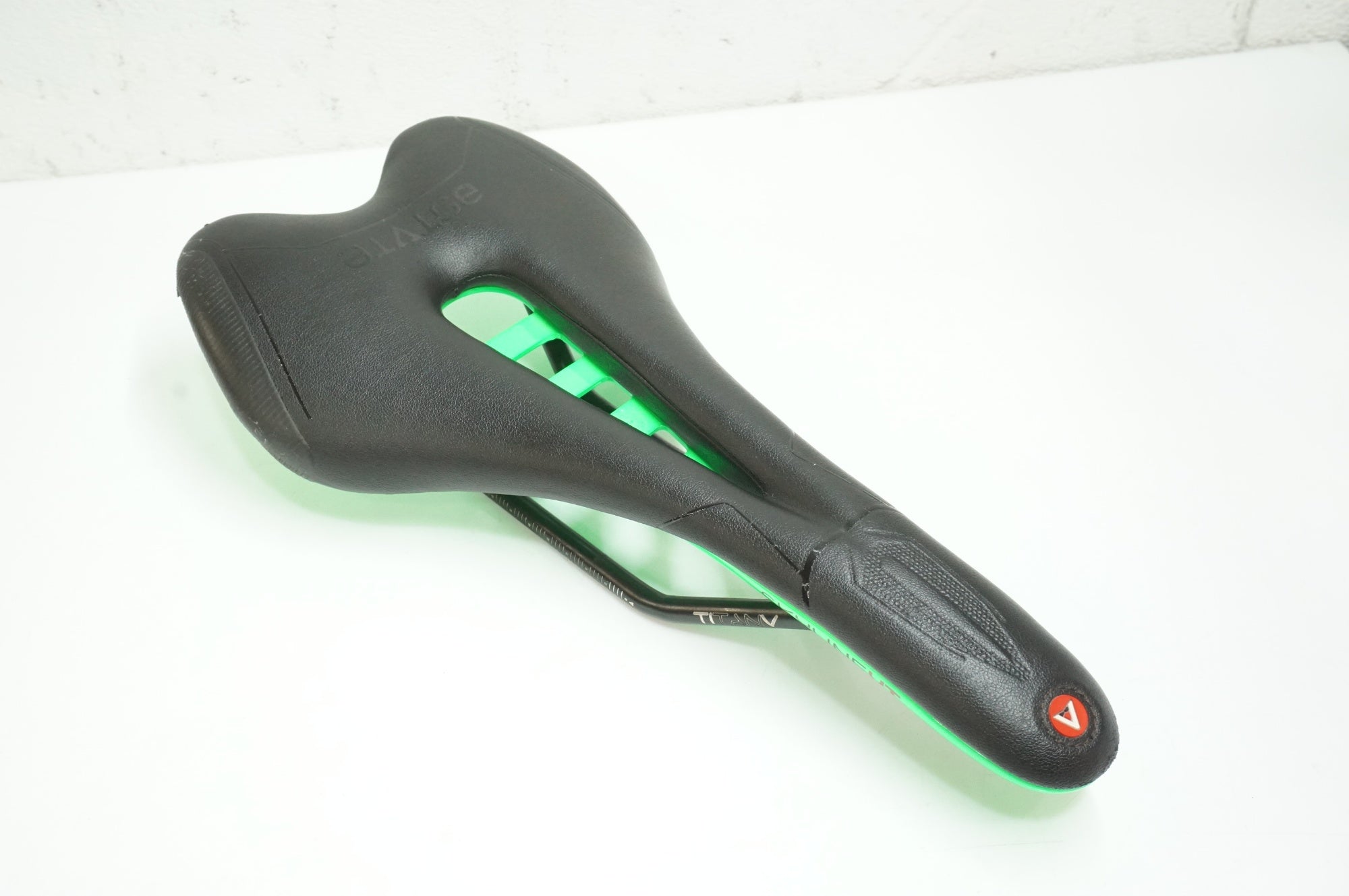 ASTUTE 「アスチュート」 SKYLINE サドル / 大宮店