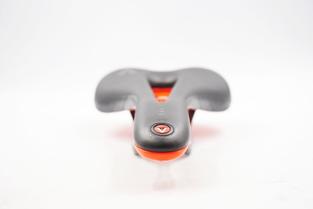 ASTUTE 「アスチュート」 SKYLITE VT CARBONIO サドル / 奈良店