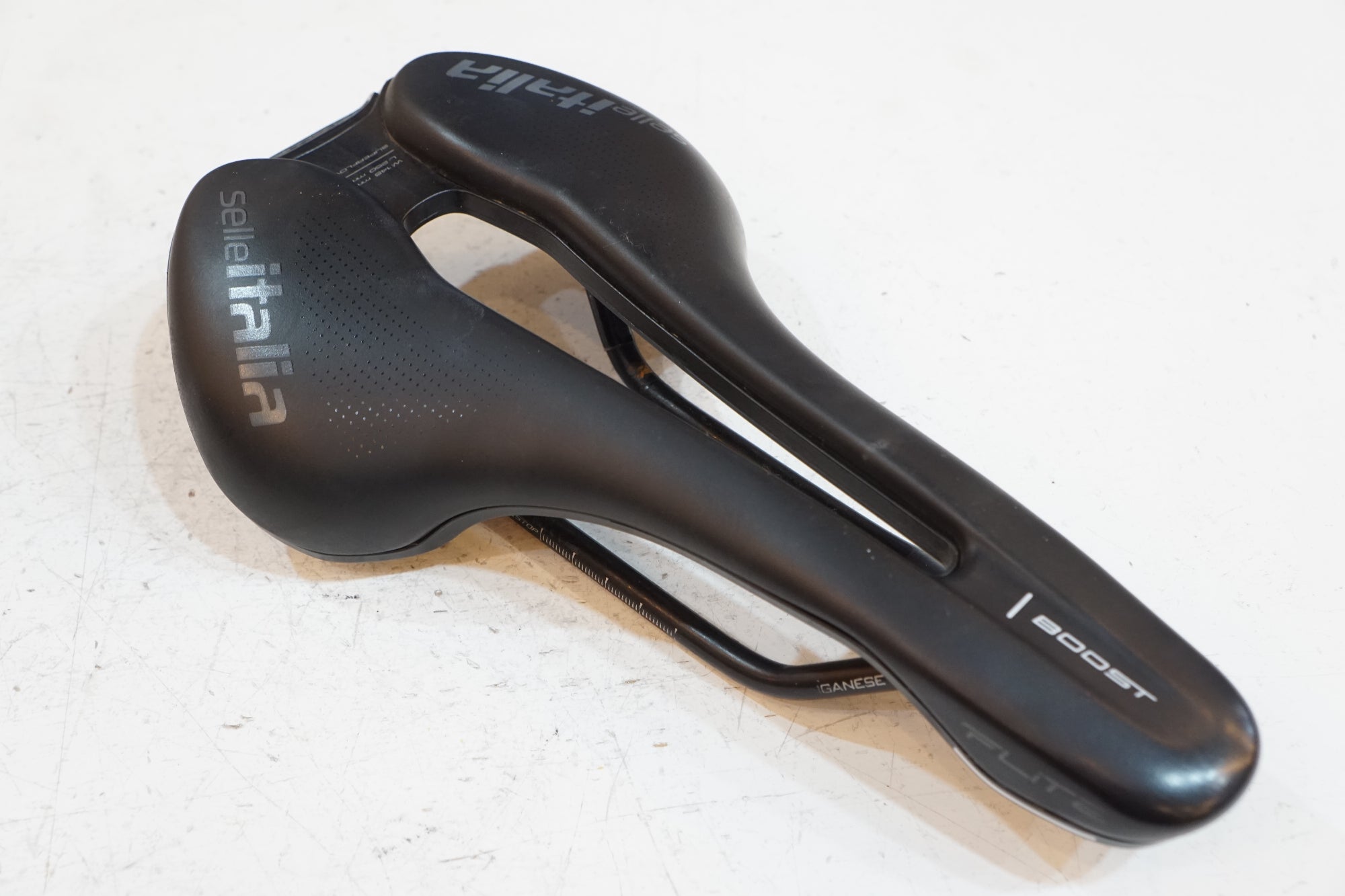 SELLE ITALIA 「セラ イタリア」 BOOST FLITE 145mm サドル / バイチャリ浦和ベース